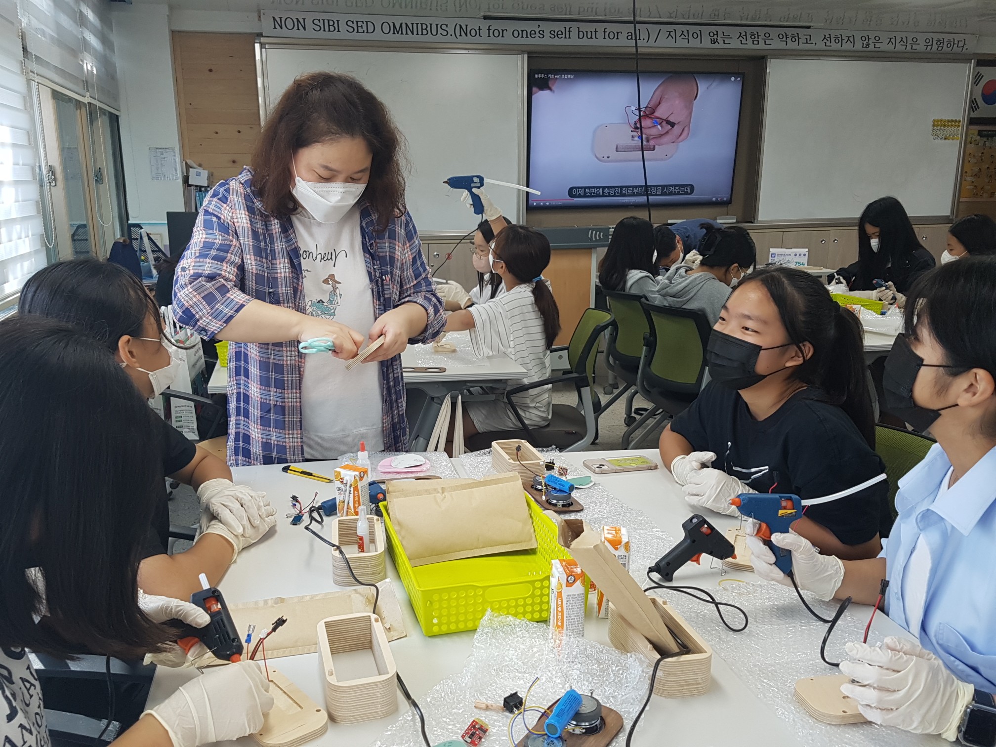 마산의신여중, 노벨꿈나무 지역초등학생 초청수업 - 관련이미지2