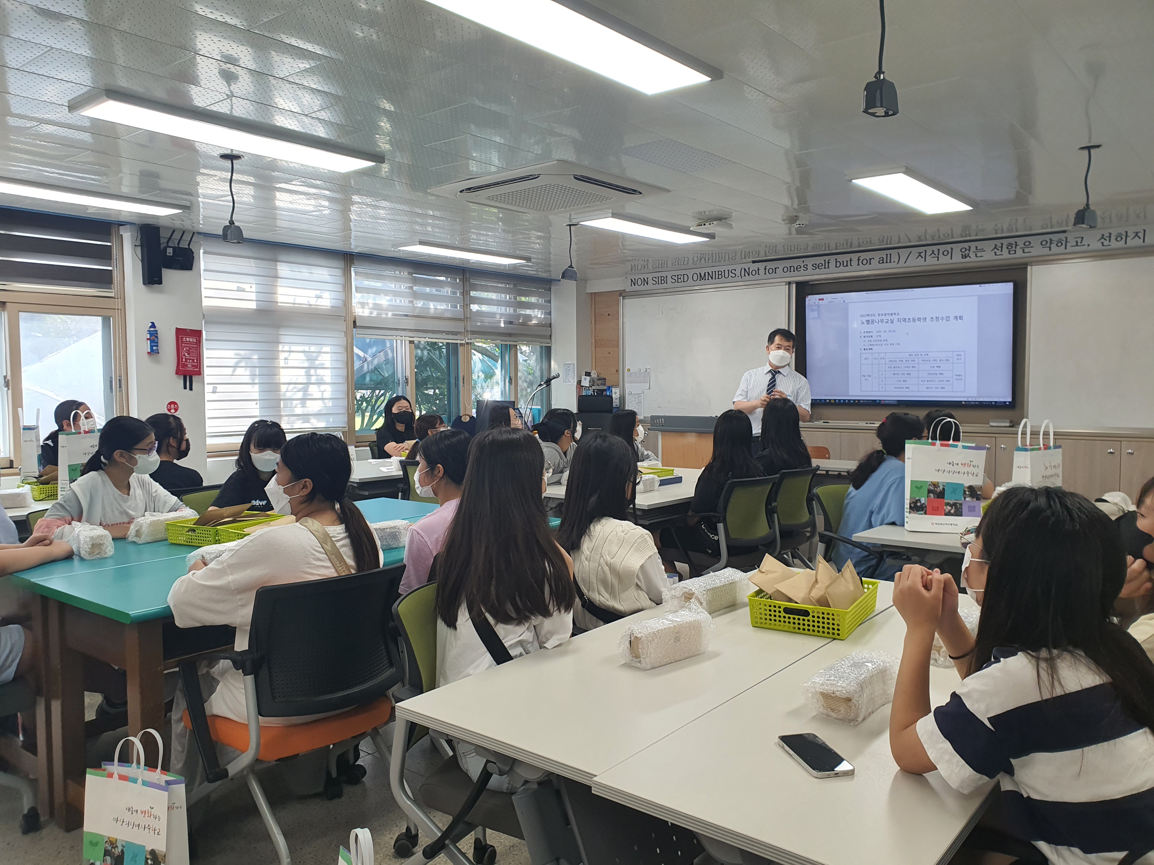 마산의신여중, 노벨꿈나무 지역초등학생 초청수업 - 관련이미지4