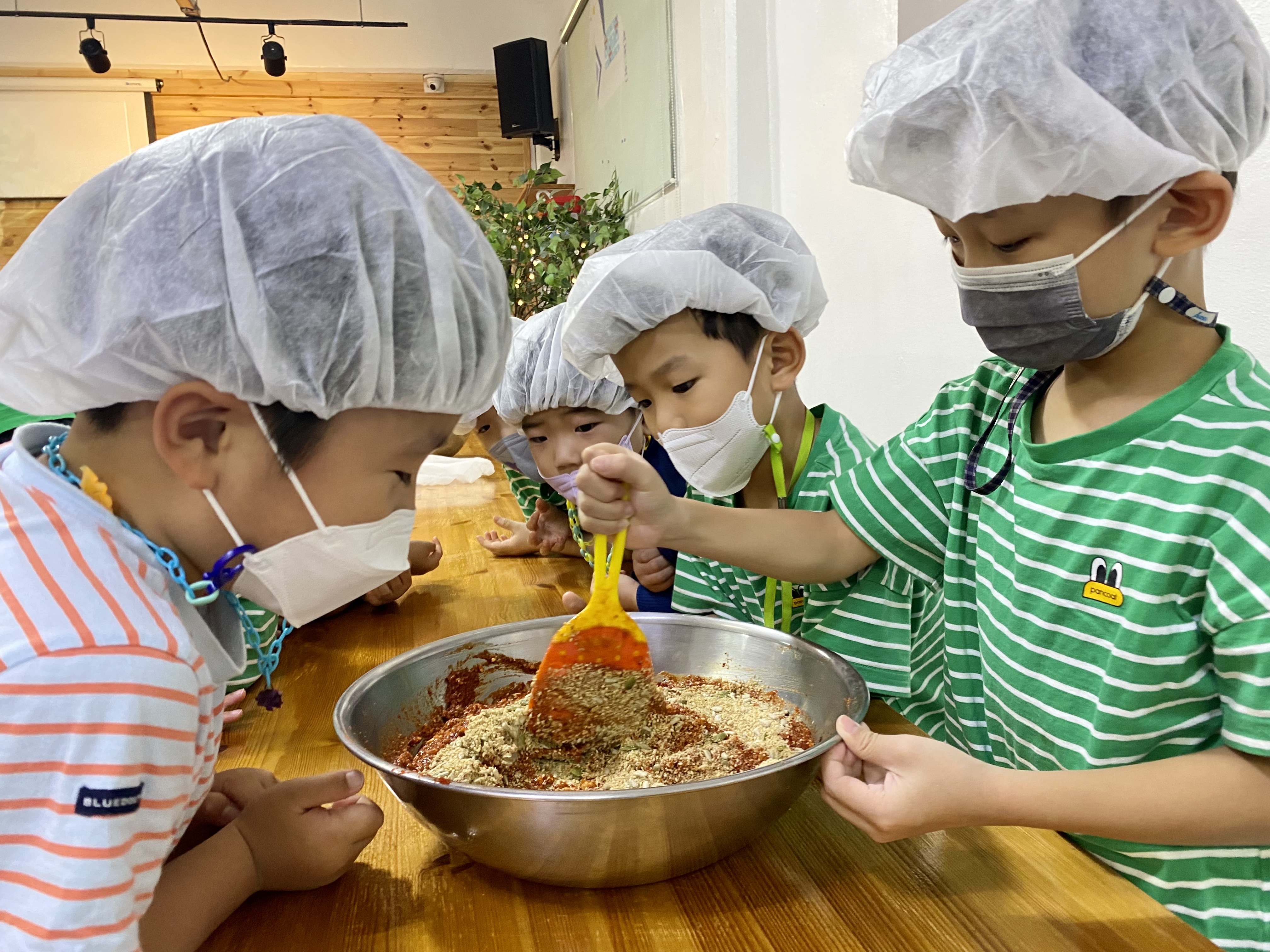 공립단설 남해유치원, “내가 만든 두부 쌈장으로 싱싱한 채소 먹어요 - 관련이미지2