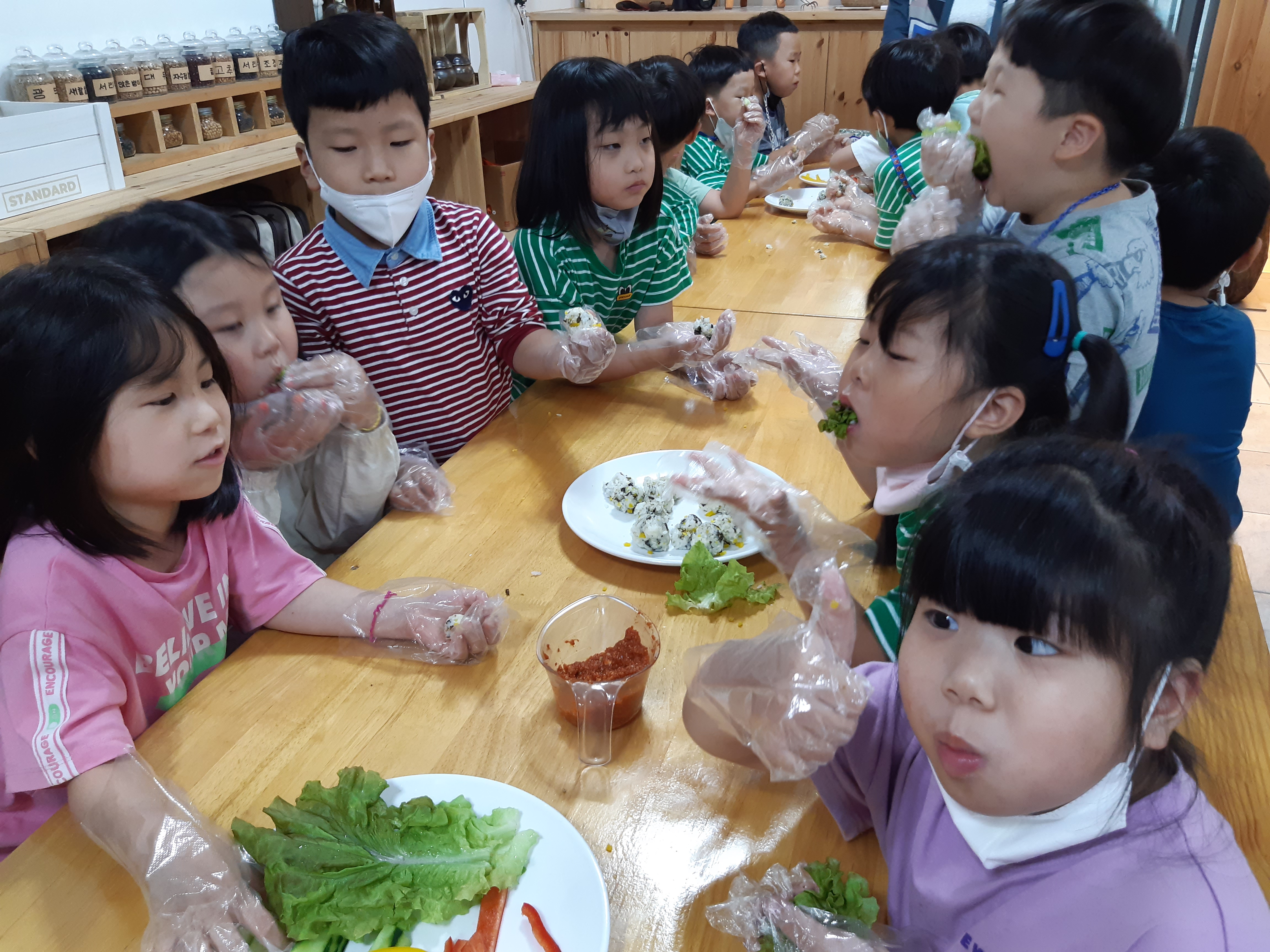 공립단설 남해유치원, “내가 만든 두부 쌈장으로 싱싱한 채소 먹어요 - 관련이미지3