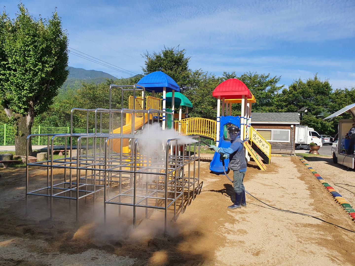 김해교육지원청,“어린이 놀이기구 및 모래장 스팀 소독 지원” - 관련이미지1
