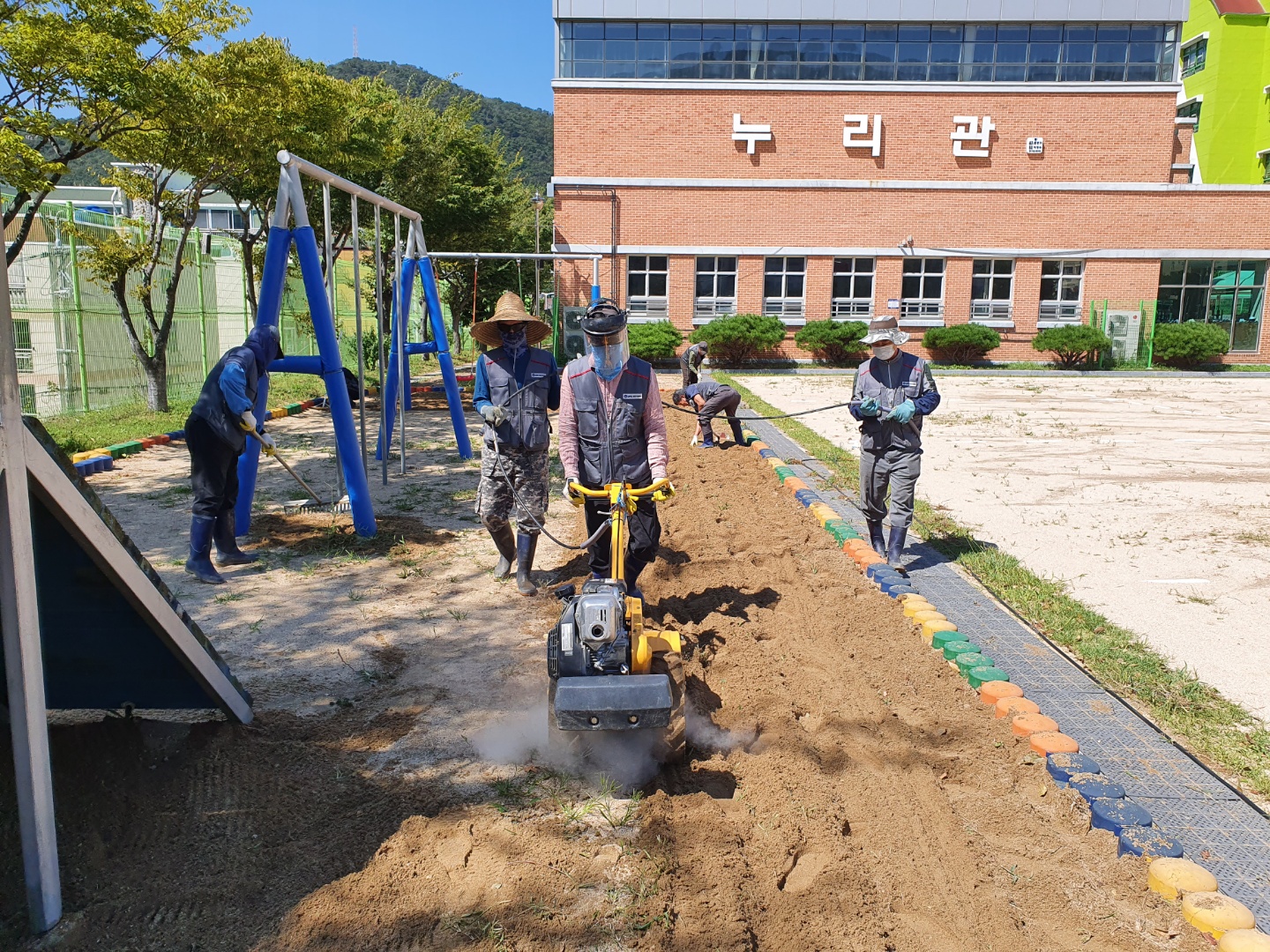 김해교육지원청,“어린이 놀이기구 및 모래장 스팀 소독 지원” - 관련이미지2