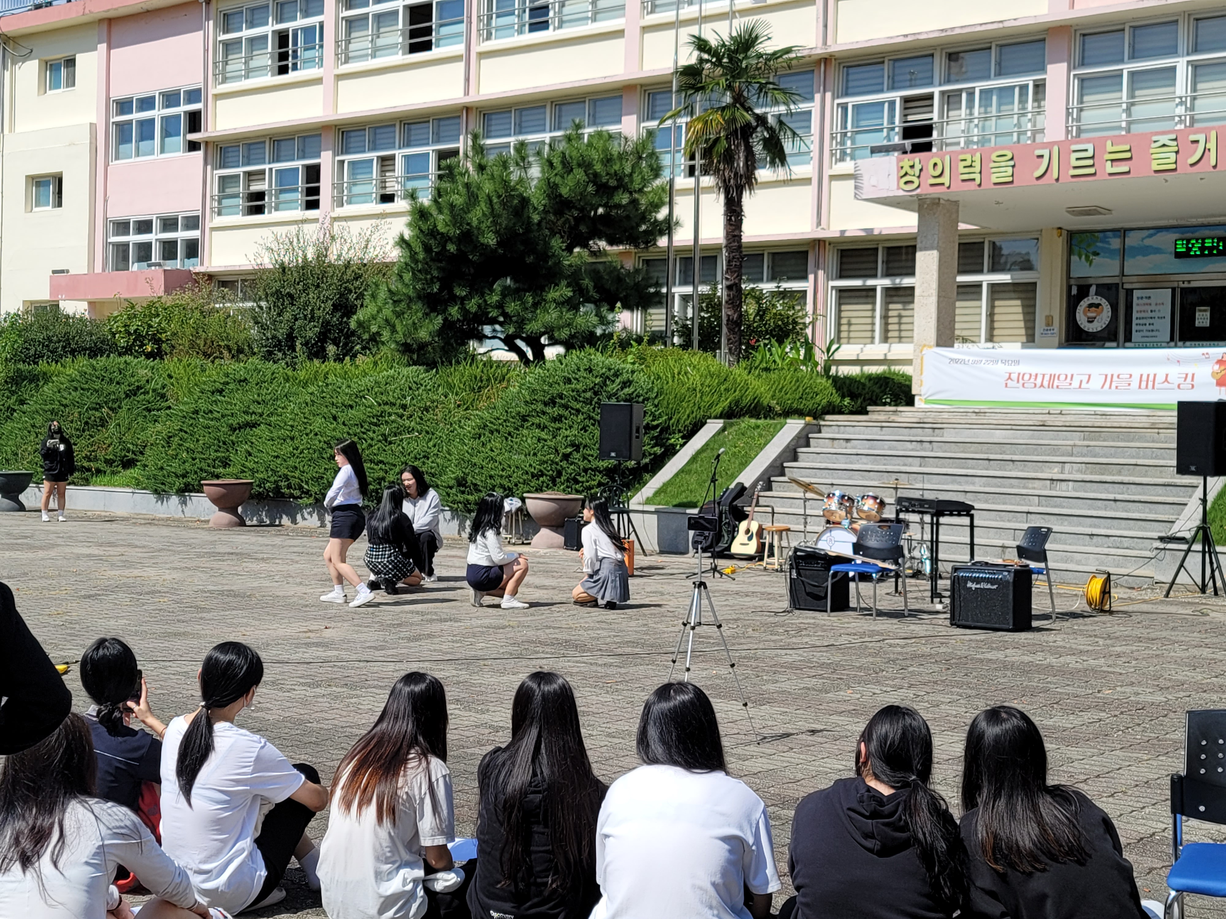 진영제일고, 드높은 가을 하늘과 함께하는  ‘가을 버스킹’ 개최 - 관련이미지3