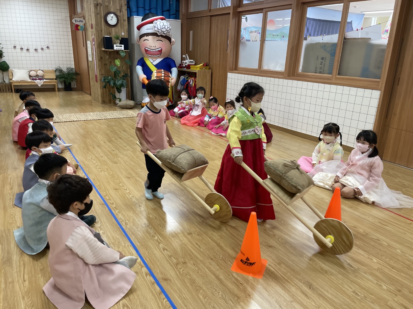 현동초병설유치원, 다 함께 즐기는 신나는 전통놀이~ 얼쑤! - 관련이미지1