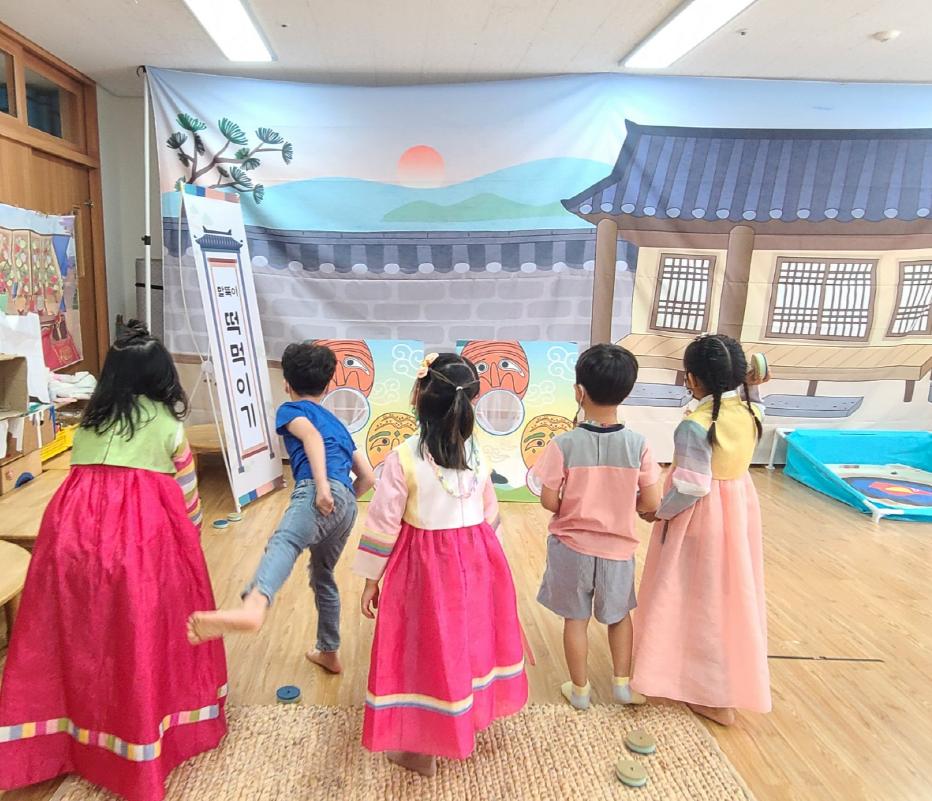 현동초병설유치원, 다 함께 즐기는 신나는 전통놀이~ 얼쑤! - 관련이미지2