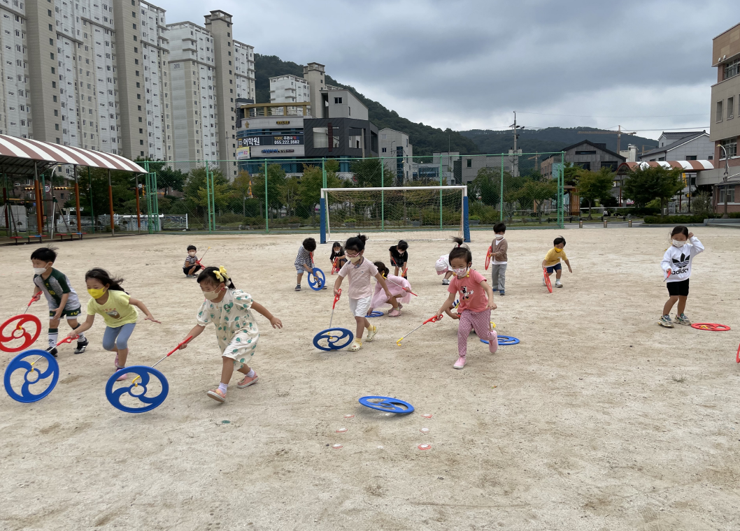 현동초병설유치원, 다 함께 즐기는 신나는 전통놀이~ 얼쑤! - 관련이미지3
