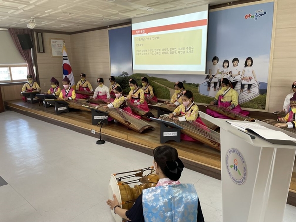 학생중심 마을학교 가야금 연주로 문을 연 2022. 9월 청렴과 소통의 학교장 회의 운영 - 관련이미지1