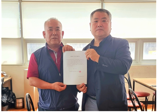 1. 사진(장학금 기탁 협약서를 전달받는 모습)
