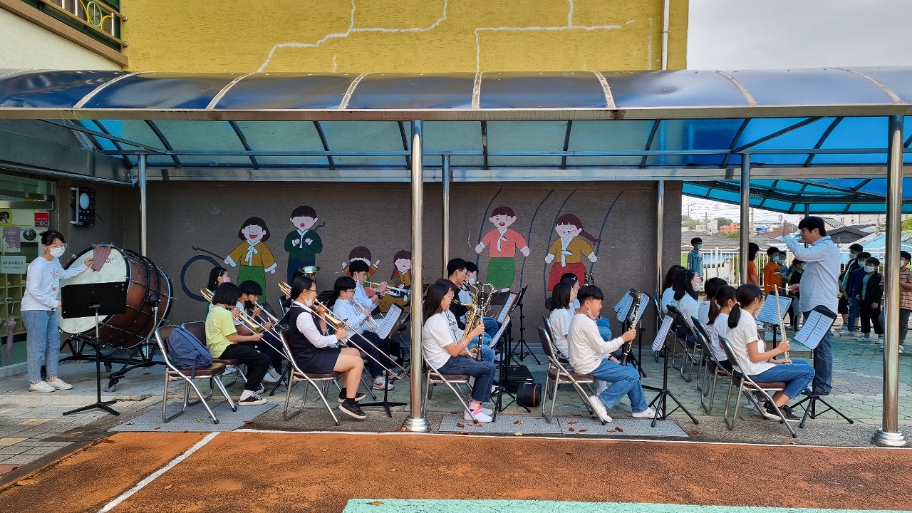 사천초, 가을 아침 등굣길에 음악회를 만나다! - 관련이미지1