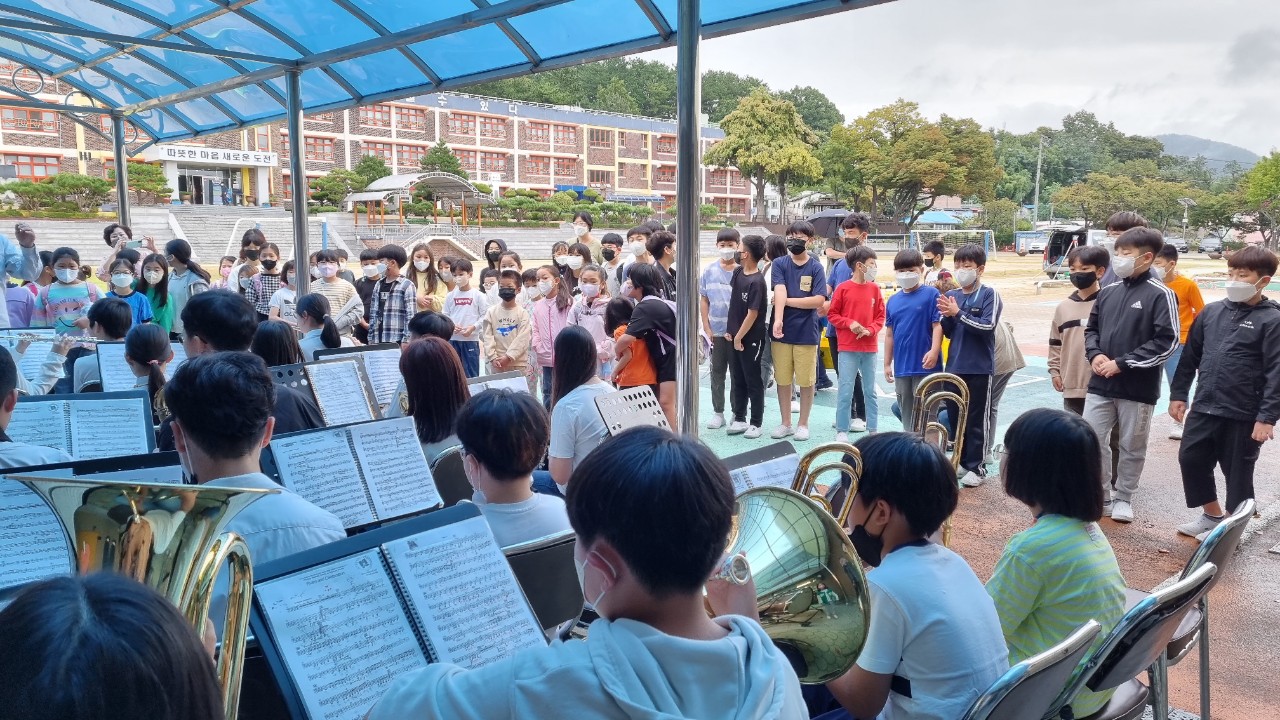 사천초, 가을 아침 등굣길에 음악회를 만나다! - 관련이미지2