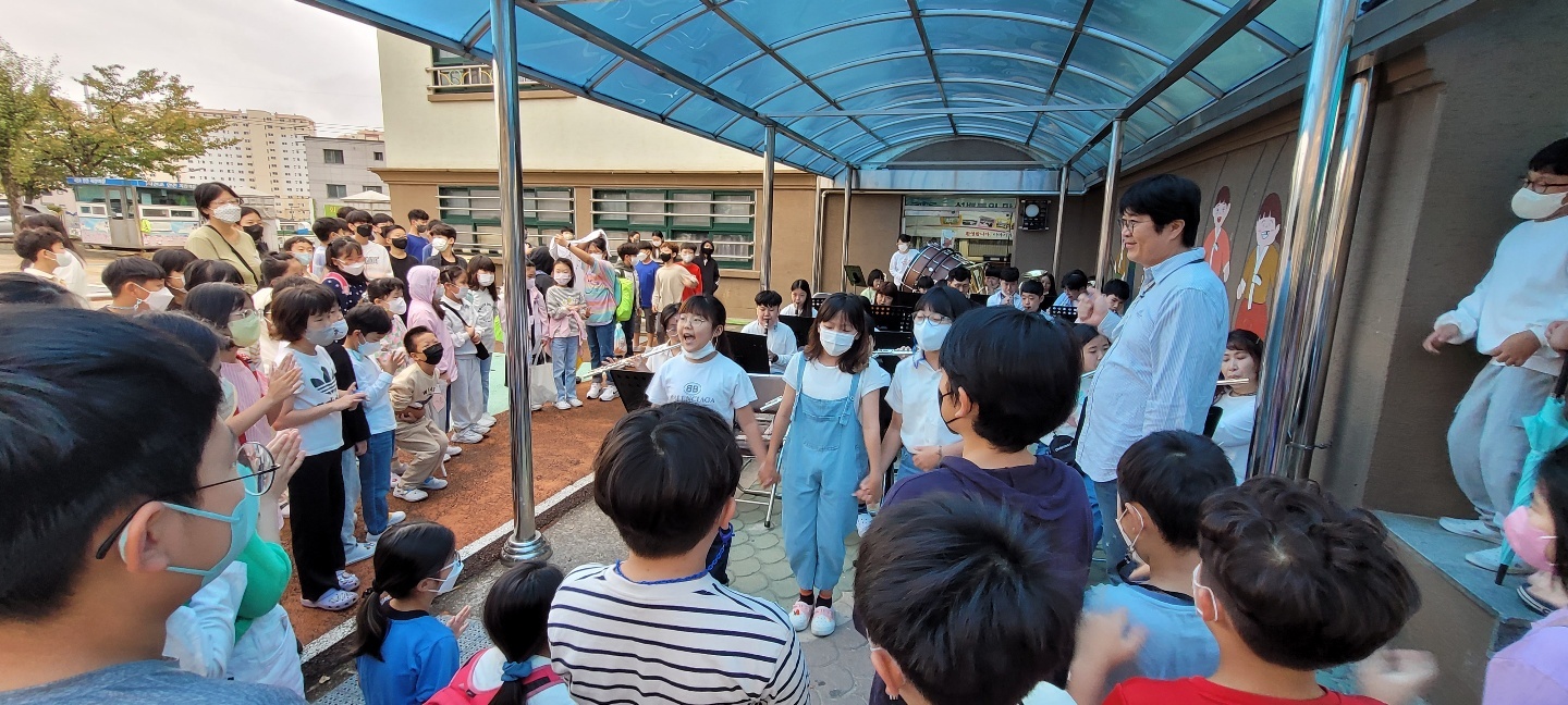 사천초, 가을 아침 등굣길에 음악회를 만나다! - 관련이미지3