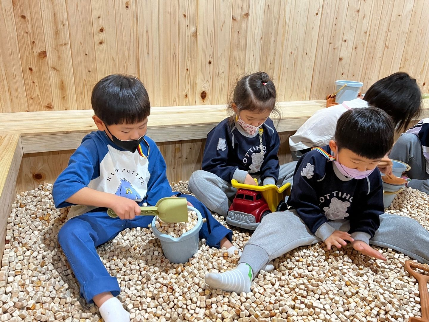 아주초등학교병설유치원, 거제목재문화체험장 현장체험학습 실시 - 관련이미지3