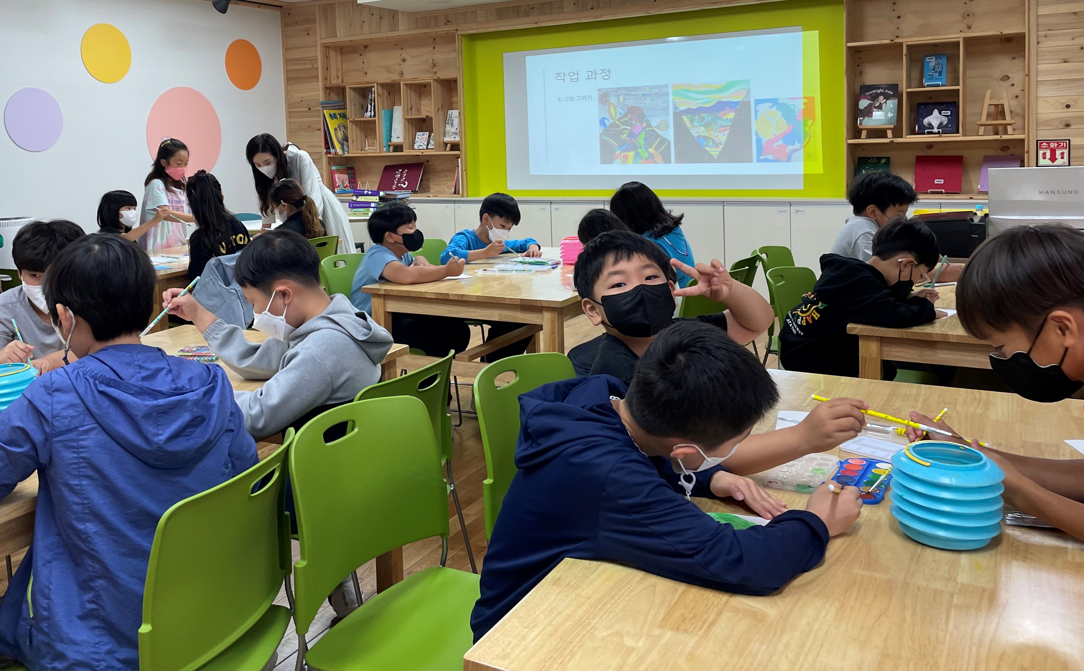 ‘경험’을 그림으로 녹여낸 사파초 학생작가 작품 전시회 열어 - 관련이미지2