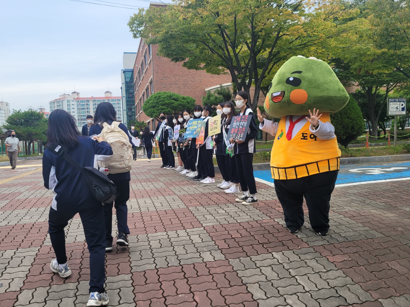 창원교육지원청, 유관기관과 함께하는 등굣길 통합 안전 캠페인 실시 - 관련이미지2