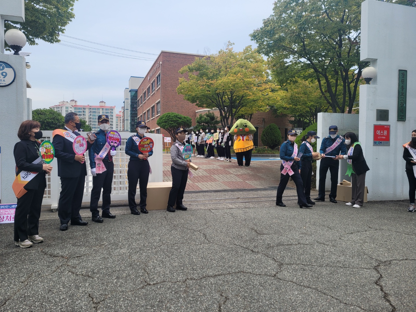 창원교육지원청, 유관기관과 함께하는 등굣길 통합 안전 캠페인 실시 - 관련이미지3