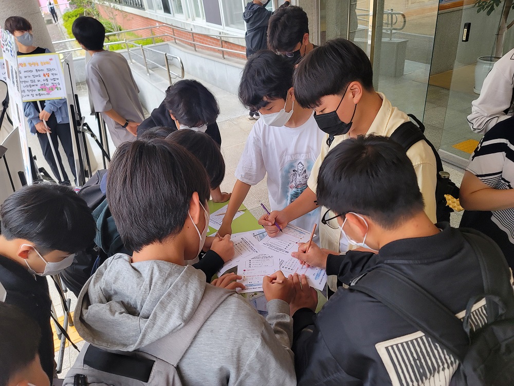 세종중, 언어문화 개선 등굣길 캠페인 실시 - 관련이미지5