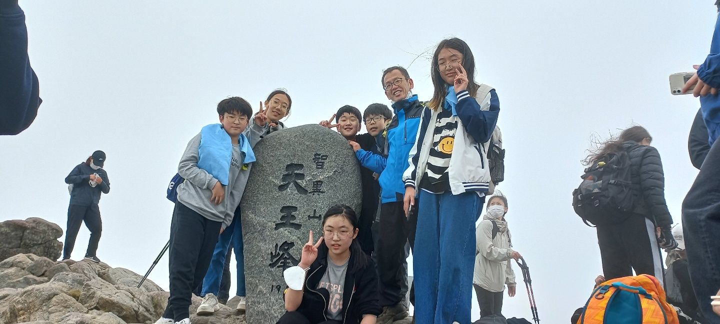신안초, 6학년 내 고장 산 오르기 체험학습 실시 - 관련이미지2