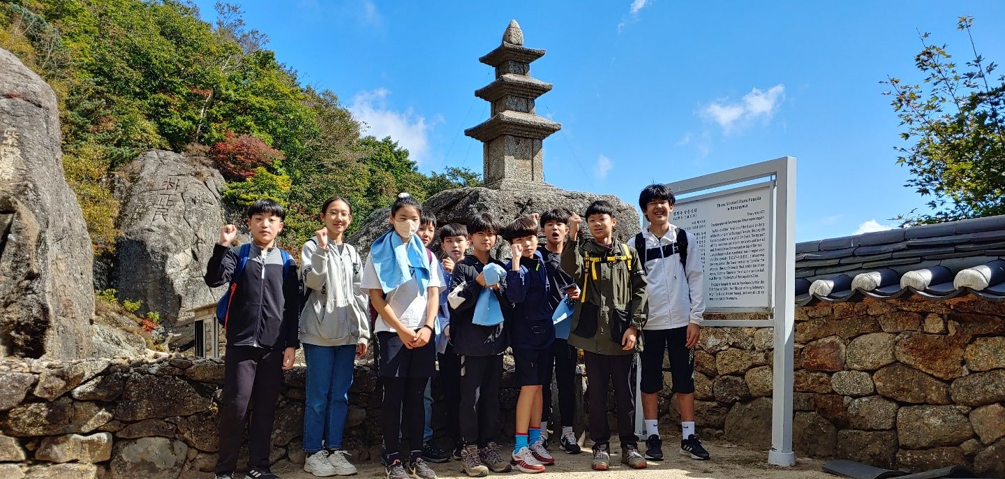 신안초, 6학년 내 고장 산 오르기 체험학습 실시 - 관련이미지3