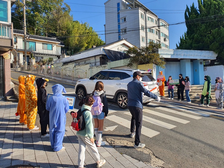 봉원초, 따뜻한 아침인사로 실현하는 학교폭력 제로화! - 관련이미지2