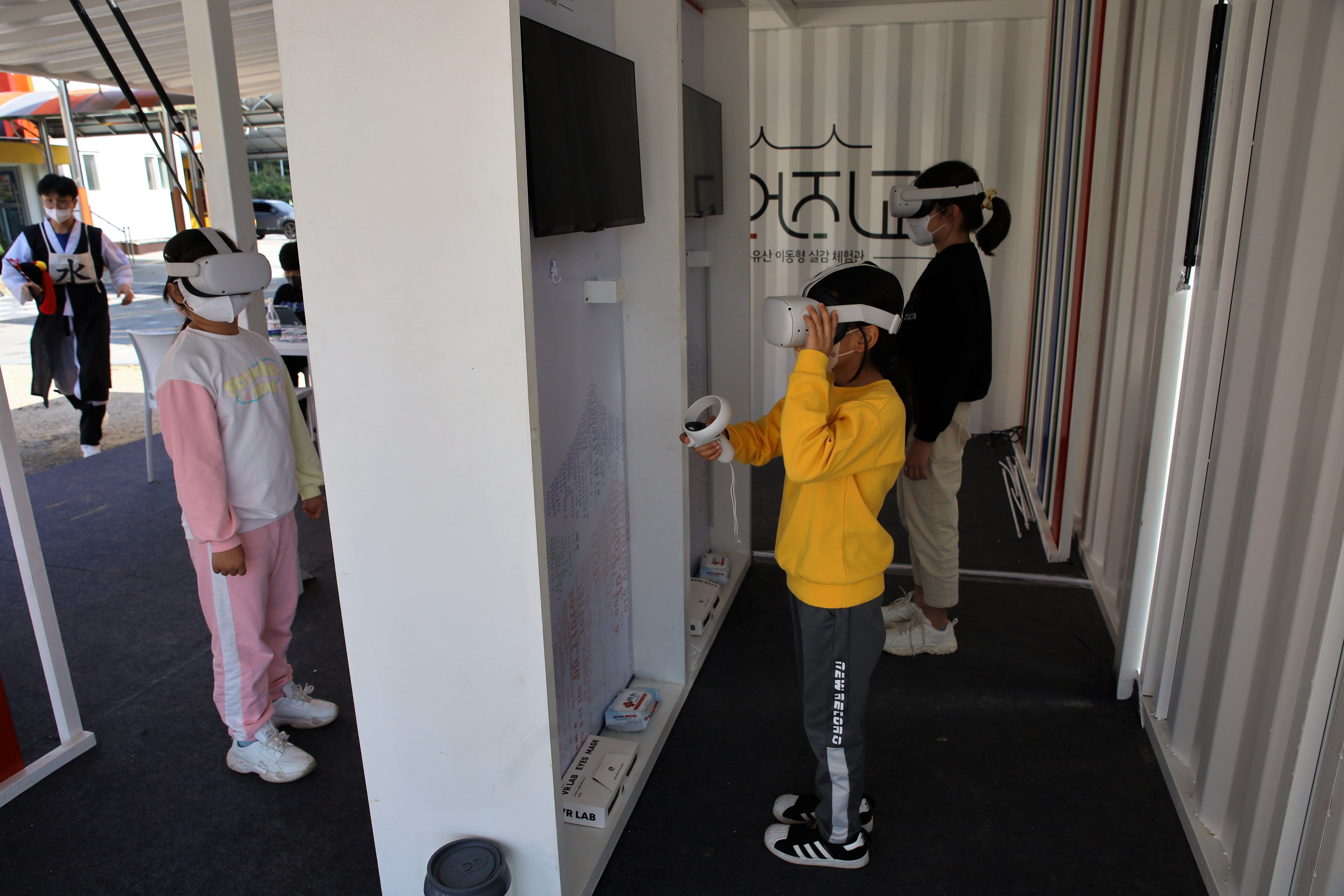 칠곡초, 이동형 문화유산 실감체험관 <이어지교> 운영 - 관련이미지2