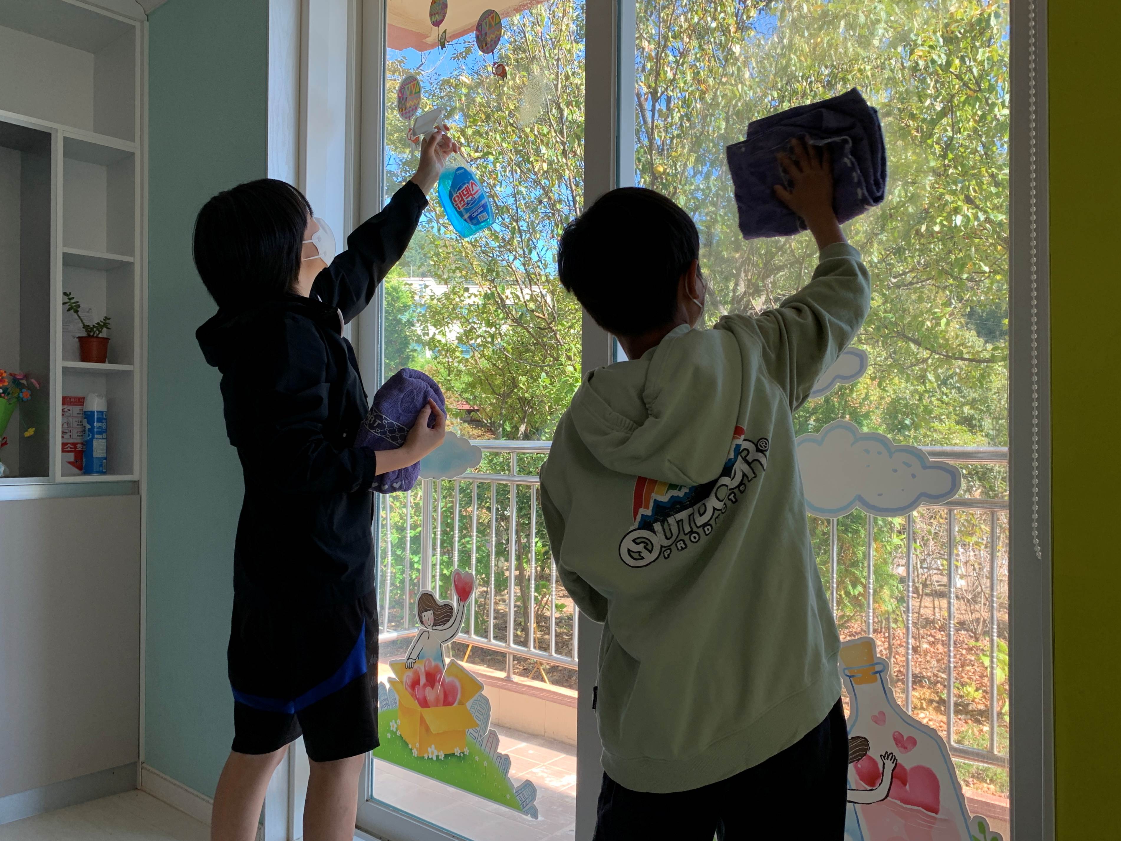 봉사와 나눔의 향기로 가득한 날 -화개(왕성)초, 봉사활동과 위문품으로 따뜻한 마음 전달해- - 관련이미지2