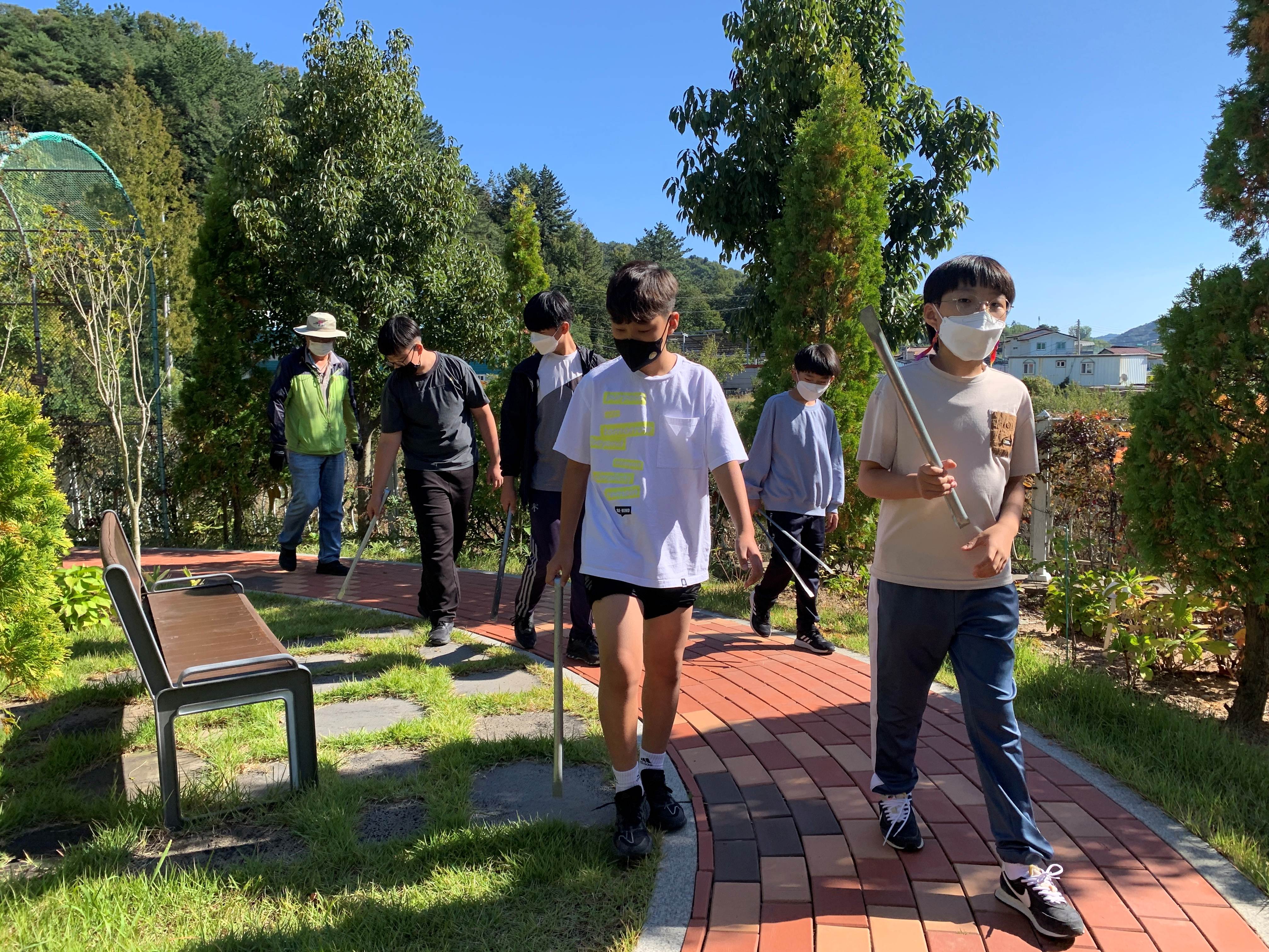 봉사와 나눔의 향기로 가득한 날 -화개(왕성)초, 봉사활동과 위문품으로 따뜻한 마음 전달해- - 관련이미지3