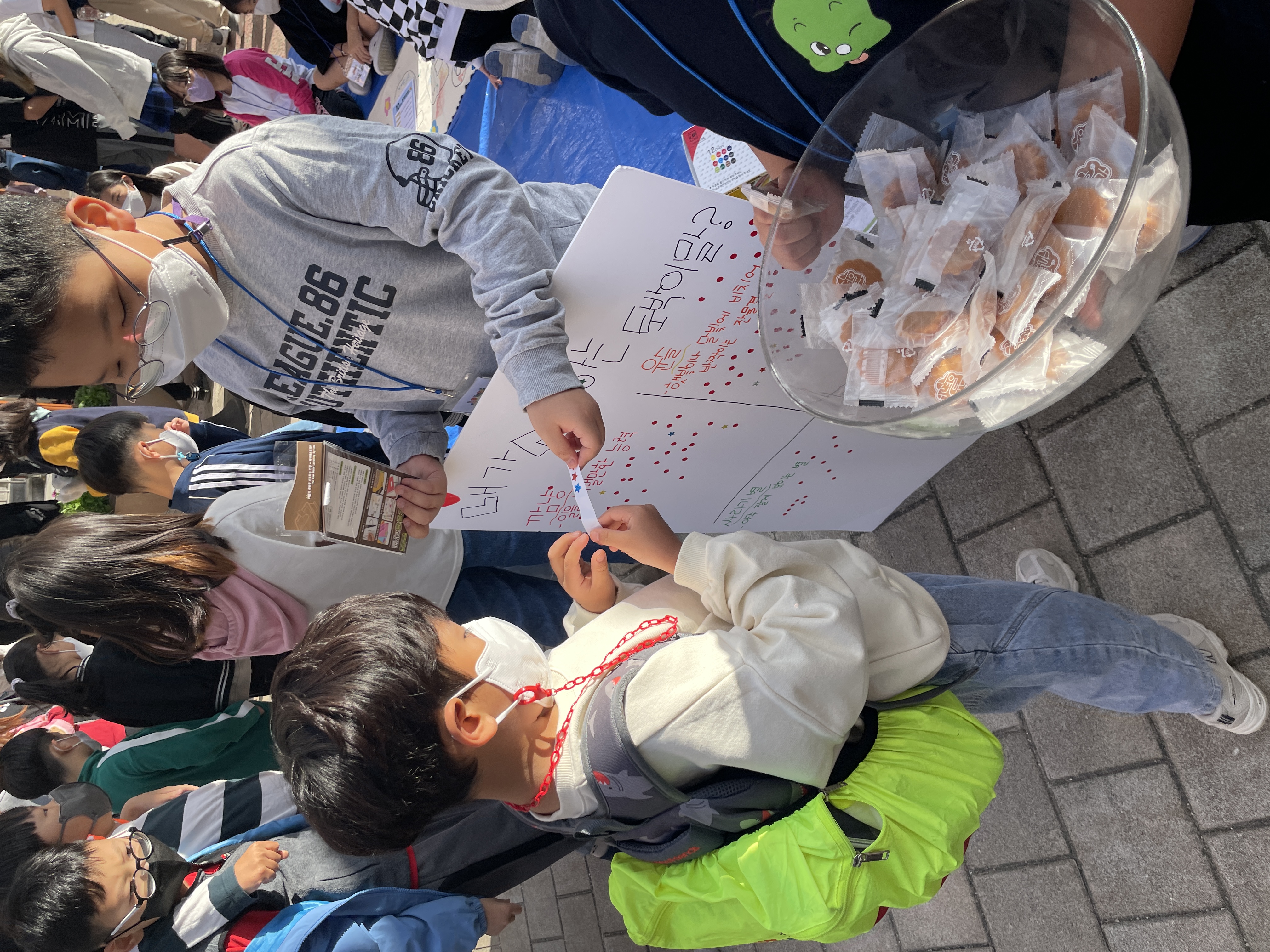 내가 좋아하는 토박이말에 투표를 하고 있는 모습