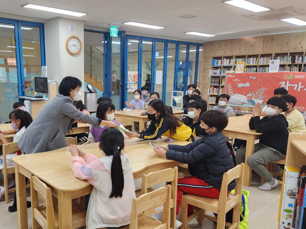 김해모산초, 상상의 날개를 달다-유행두 작가와의 만남 - 관련이미지2
