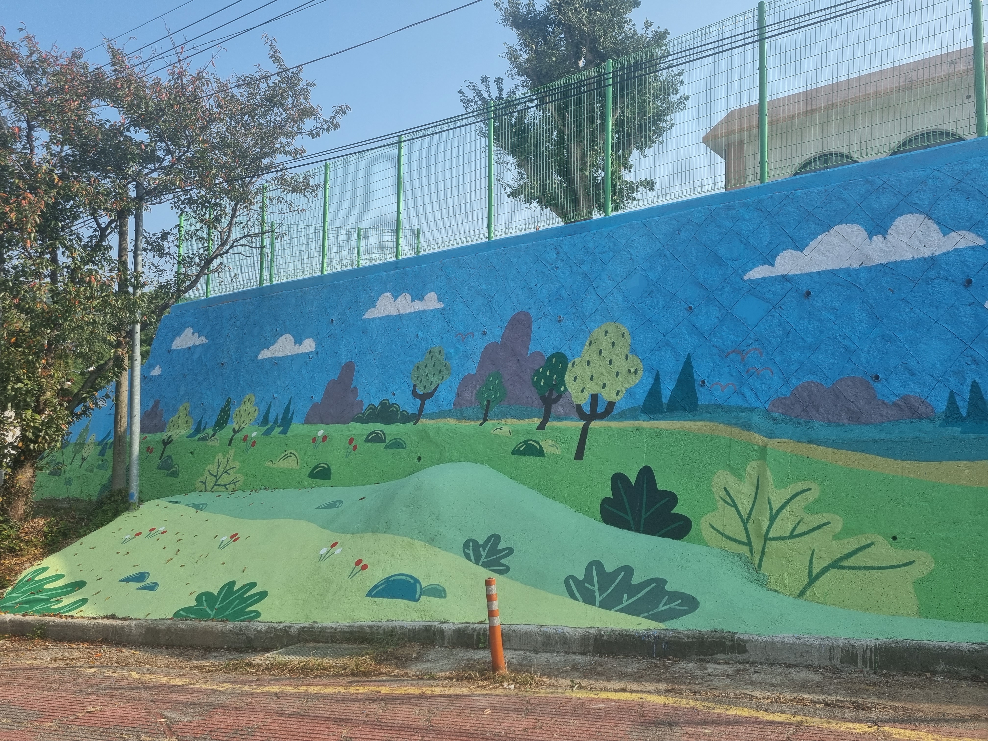 곤양초, 지역 봉사활동으로 학교 담장을 새롭게 단장하다. - 관련이미지3