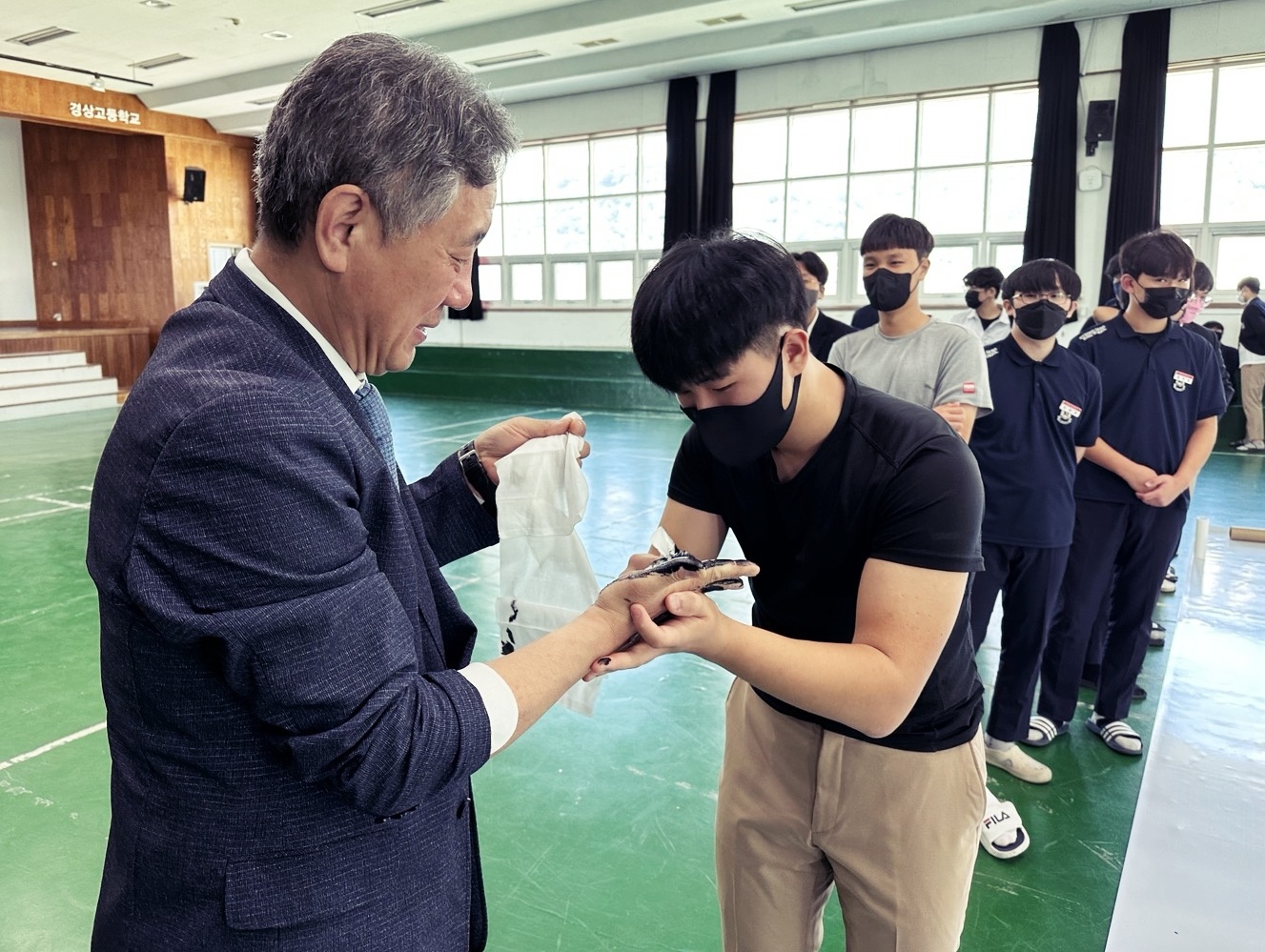 경상고, 교육공동체 구축을 위한 학생 참여 태극기 제작 행사 실시 - 관련이미지3