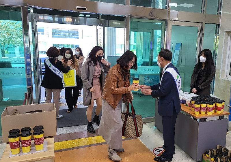 창원교육지원청, 더 배려 더 존중 캠페인(아침맞이) 실시 - 관련이미지2