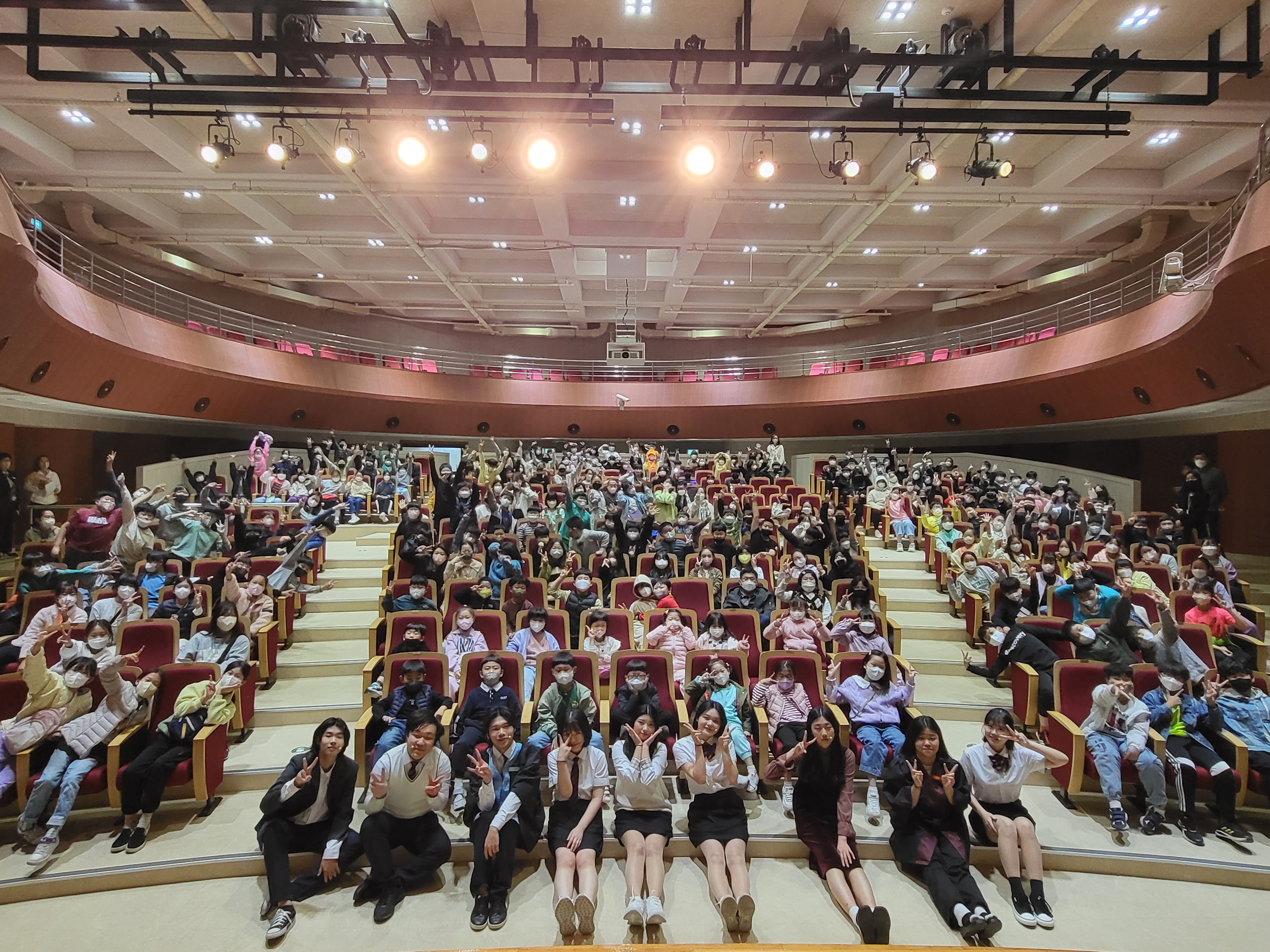 쉿! 다시 찾아온 학교폭력예방 비법!  -밀양교육지원청,「2022. 학생주도 학교폭력 예방교육 연극  <별처럼 빛나길.>」앙코르 공연으로 열기 후끈 - 관련이미지1