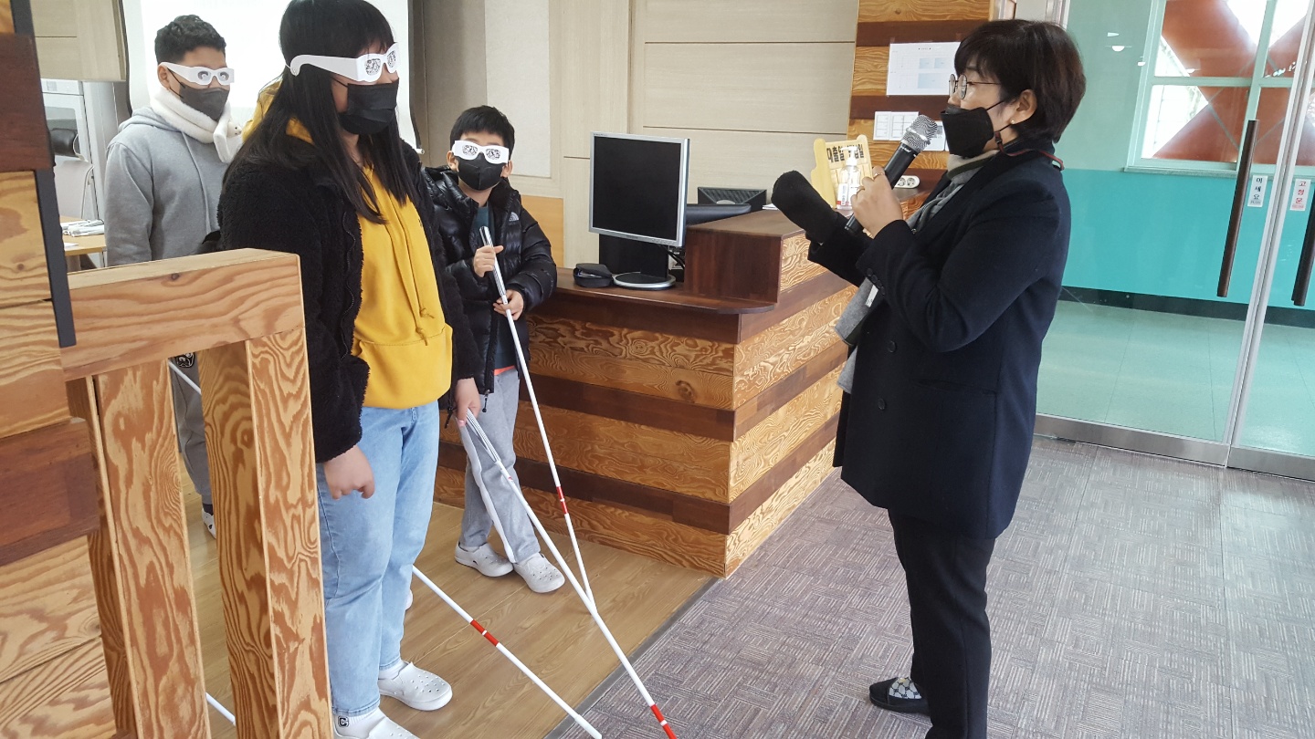 용연초, 2학기 장애인식개선교육으로 다름을 체험하다. - 관련이미지2