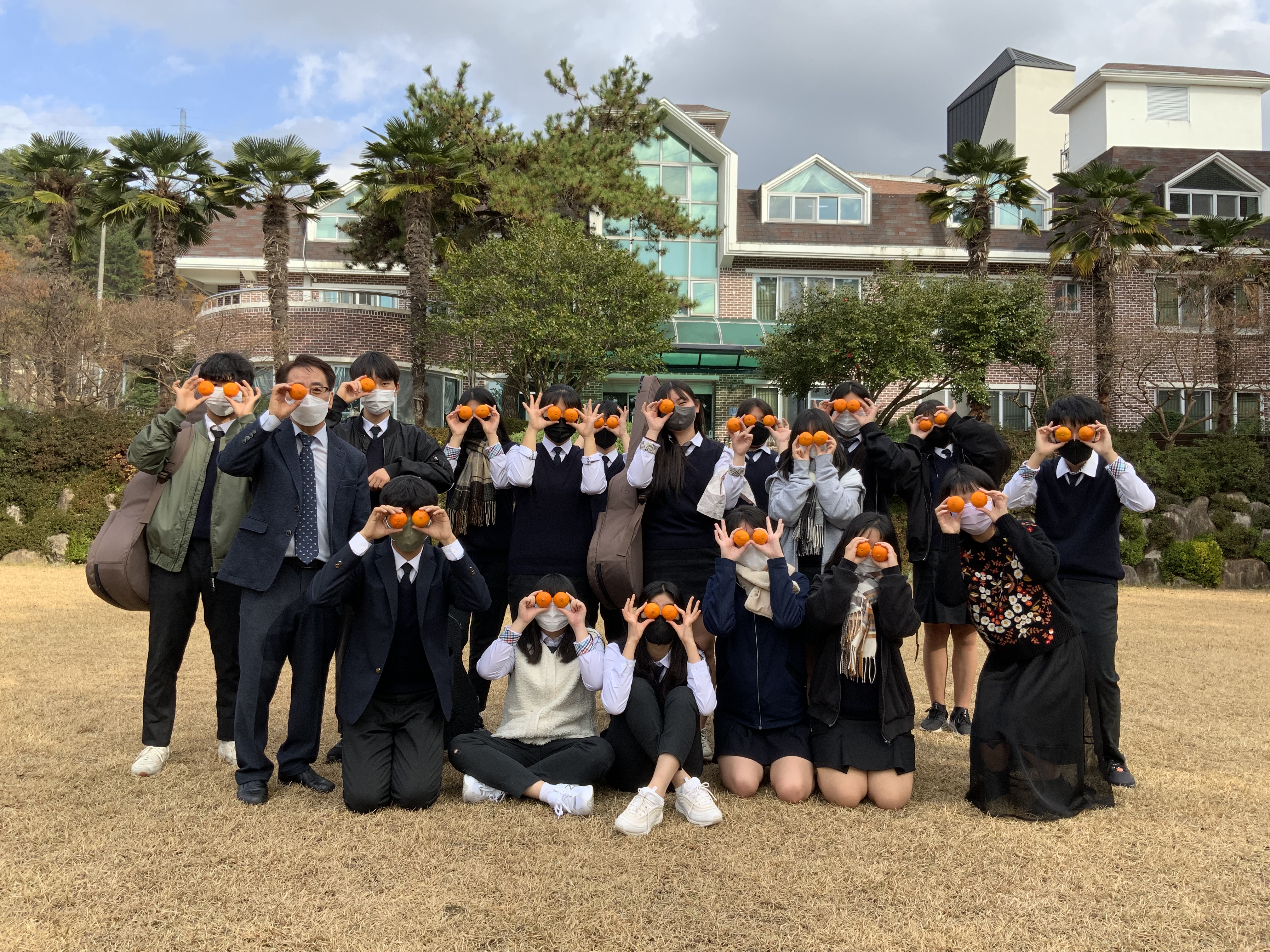 성포중학교 거제 사랑의 집 방문 사랑의 음악회통해 나눔의 기쁨 누려 - 관련이미지1