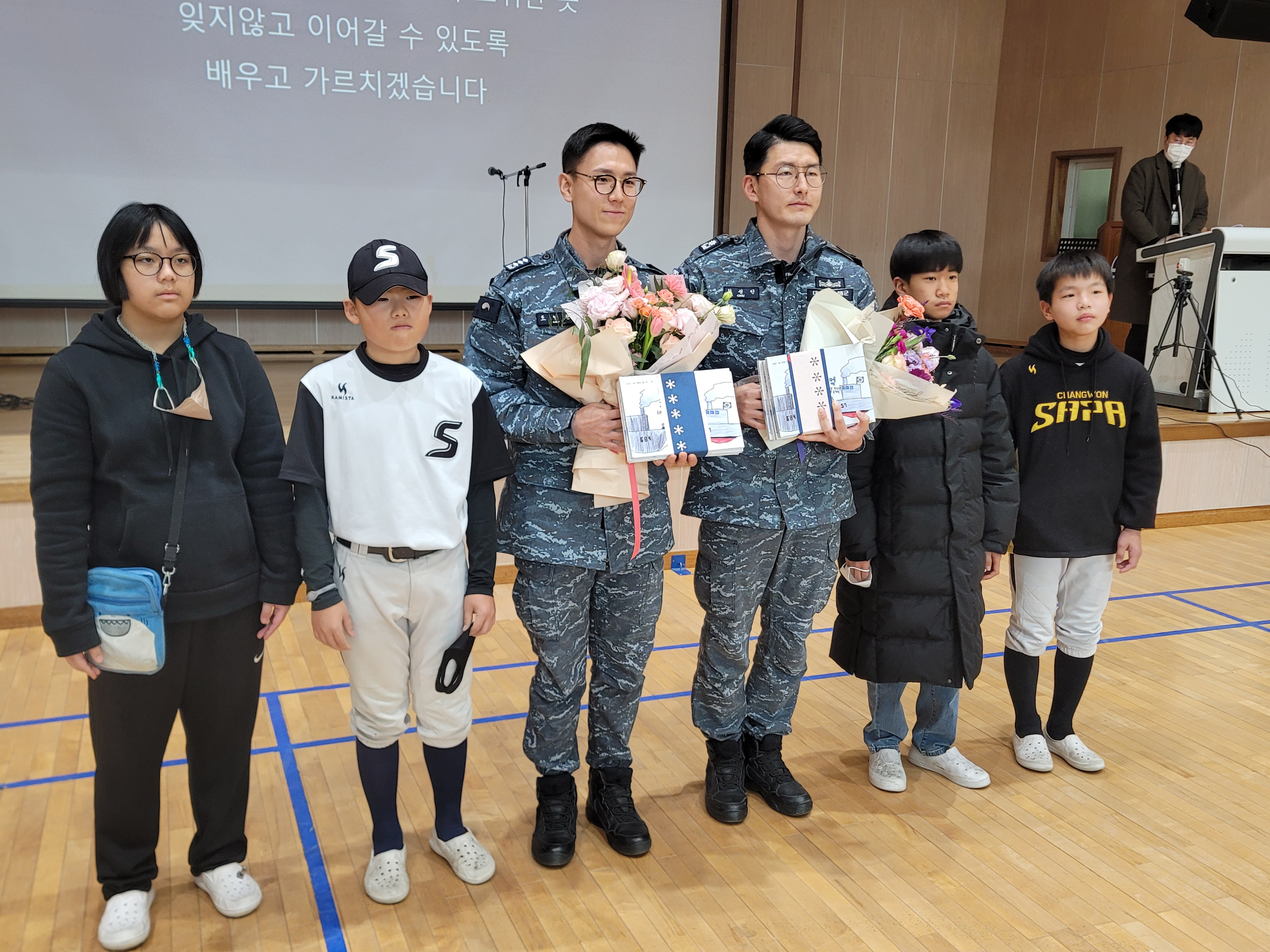 혼자가 아닌 친구와 함께 쓴 사파초 내 생애 첫 책을 나누는 잔치 열어 - 관련이미지2