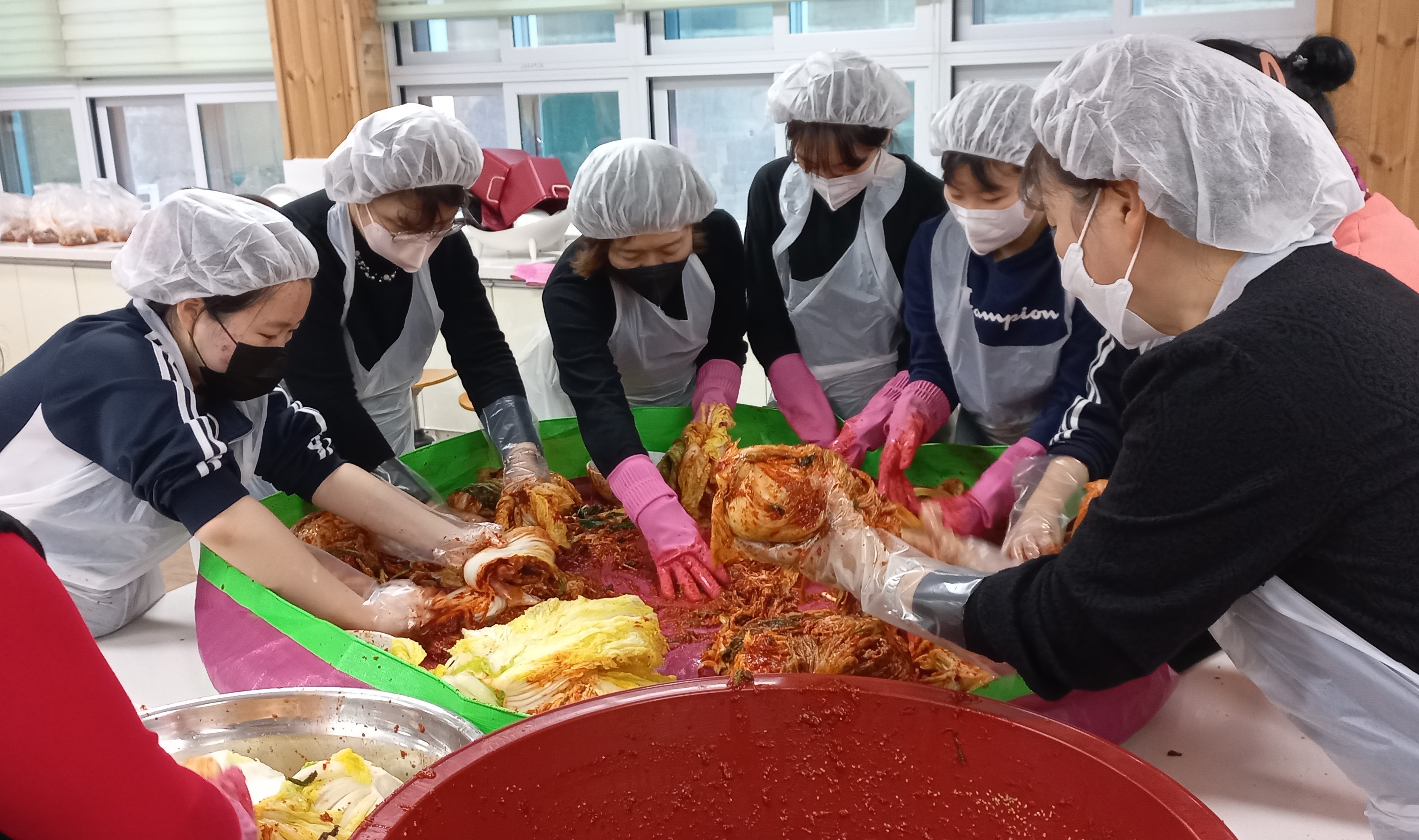 양덕여중, 텃밭에서 재배한 작물로 김장하여 이웃과 나눔을... - 관련이미지1