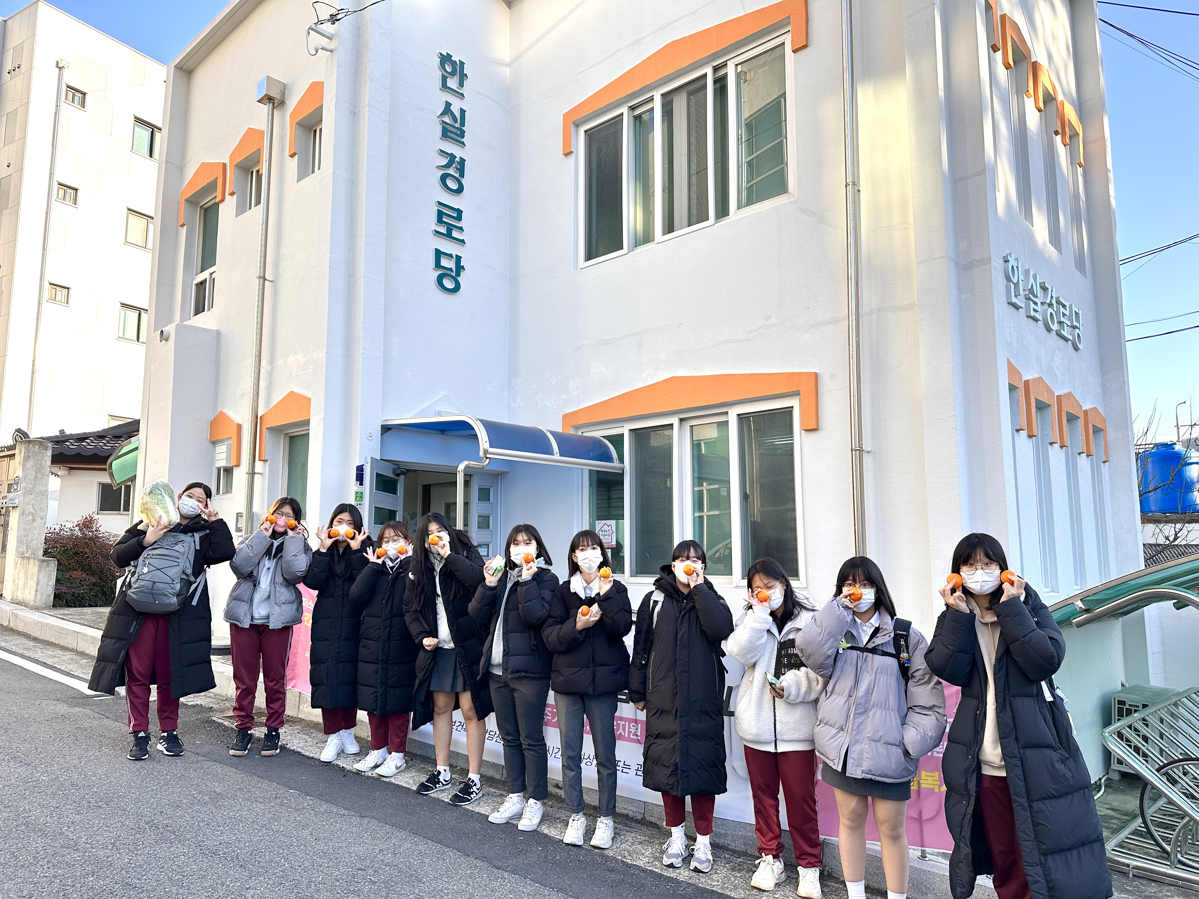 충무여중, 따뜻한 마음나누다 웃어른 공경 한실경로당 방문 - 관련이미지2