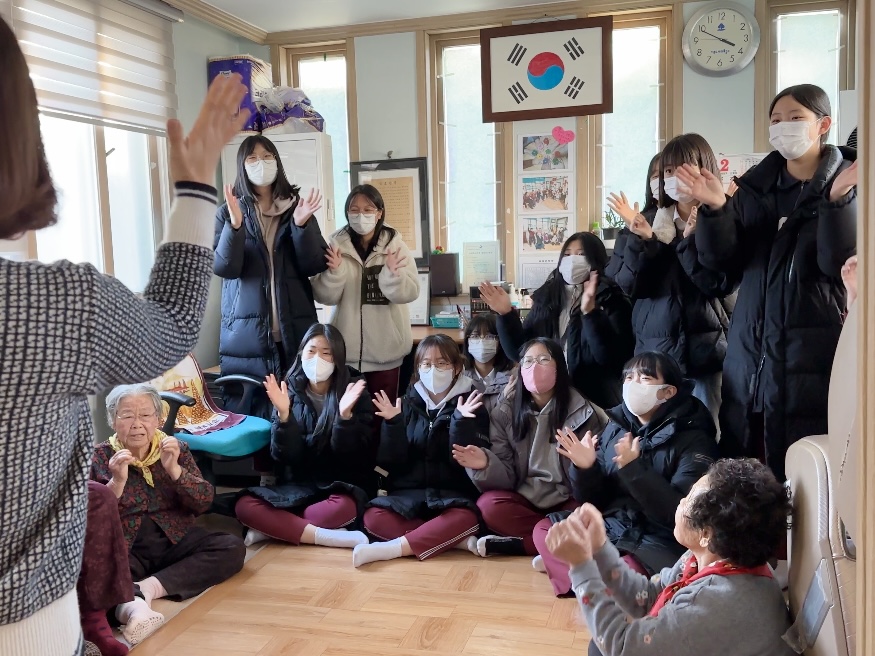 충무여중, 따뜻한 마음나누다 웃어른 공경 한실경로당 방문 - 관련이미지3