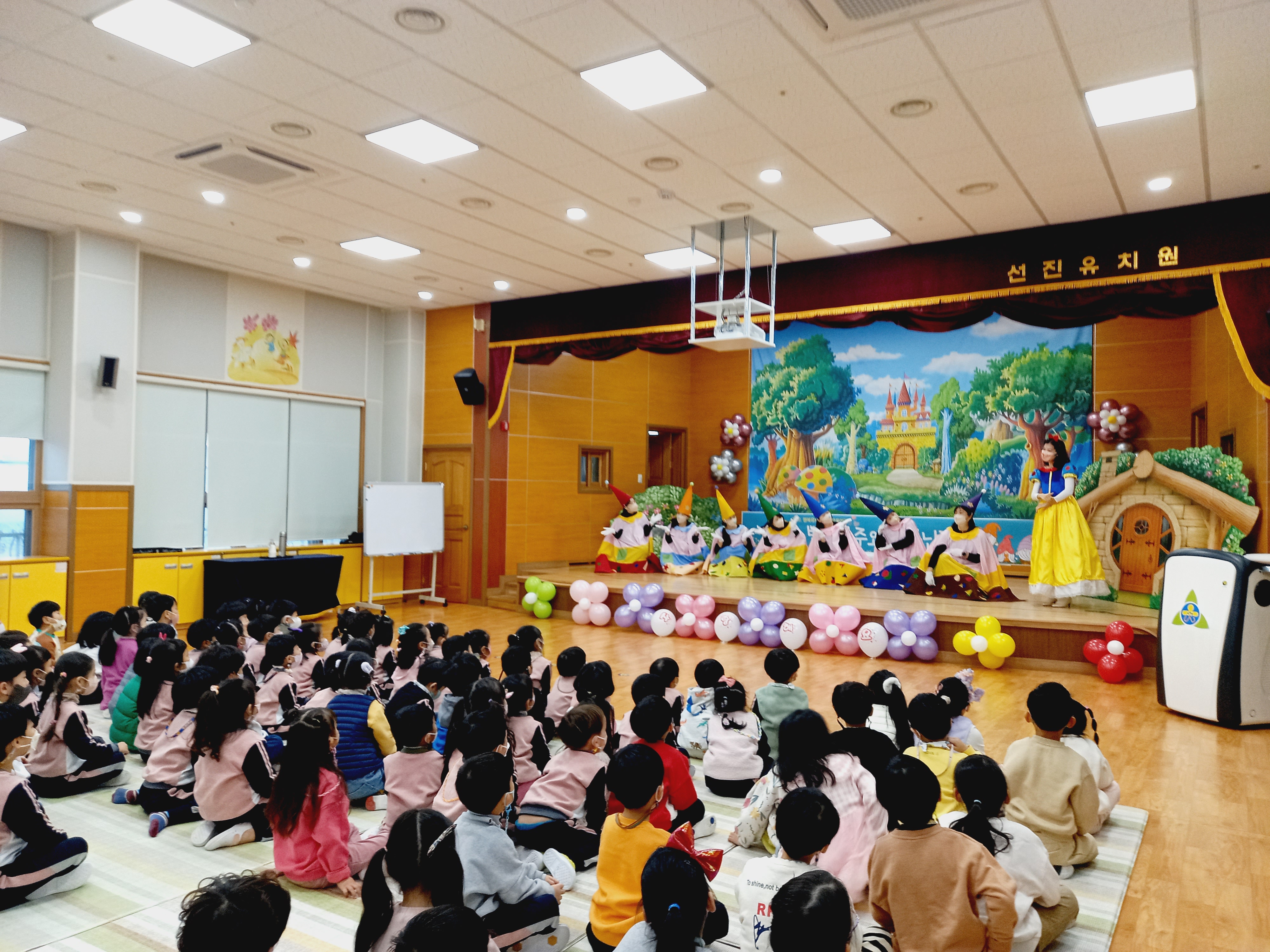 선진유치원, 학부모동아리<백설공주> 동극 공연 - 관련이미지1