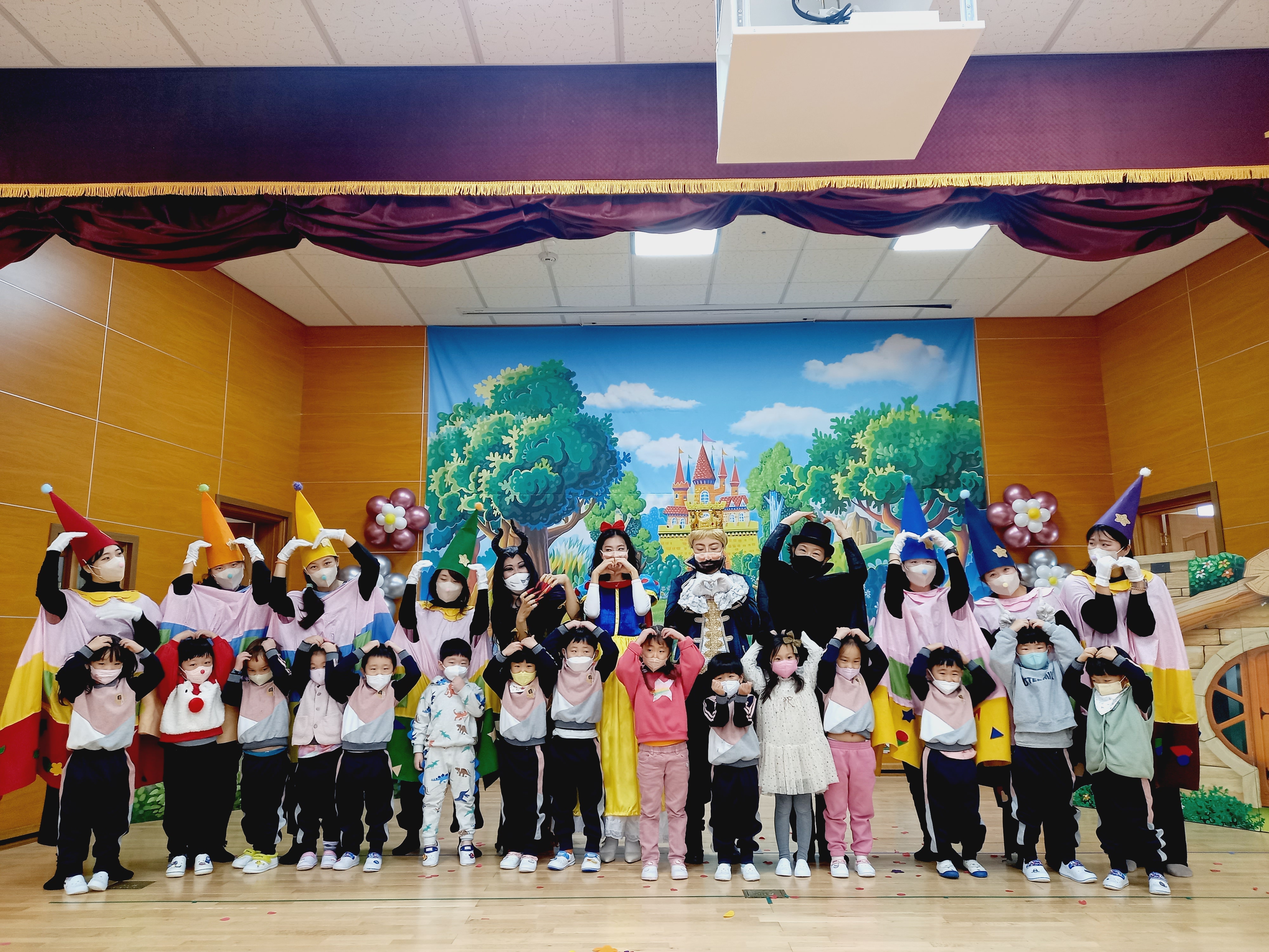 선진유치원, 학부모동아리<백설공주> 동극 공연 - 관련이미지5