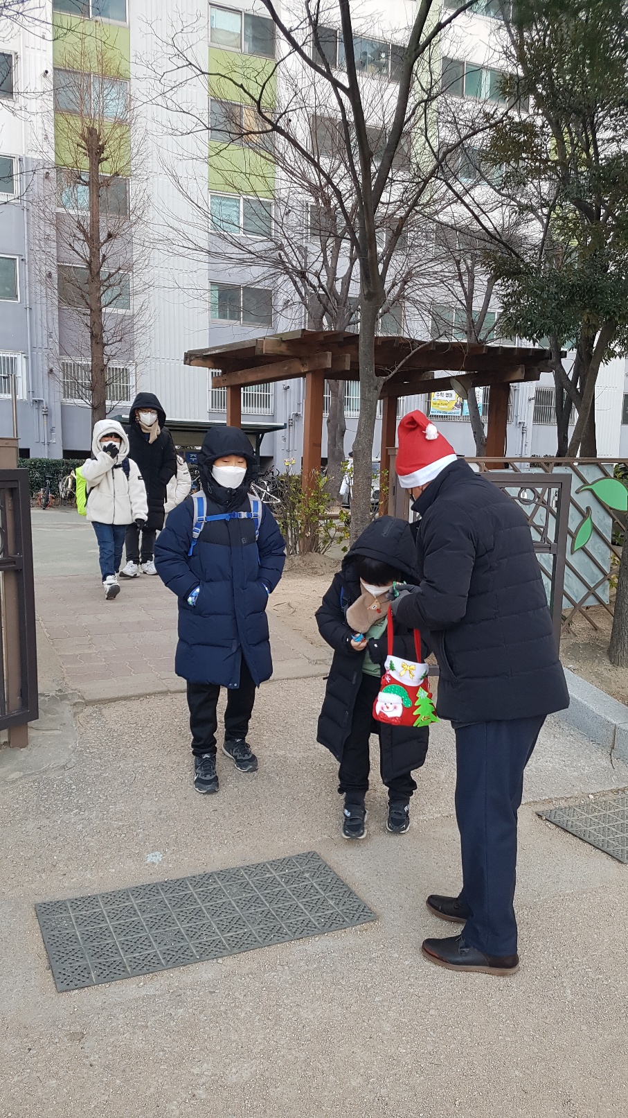 봉명초, 선생님 산타의 아침맞이 - 관련이미지2