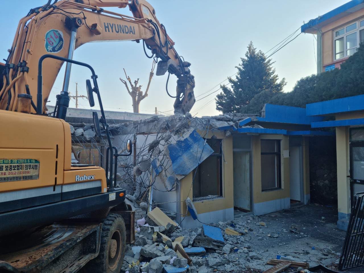 남해교육지원청, 폐지학교 노후 건물 철거 - 관련이미지2