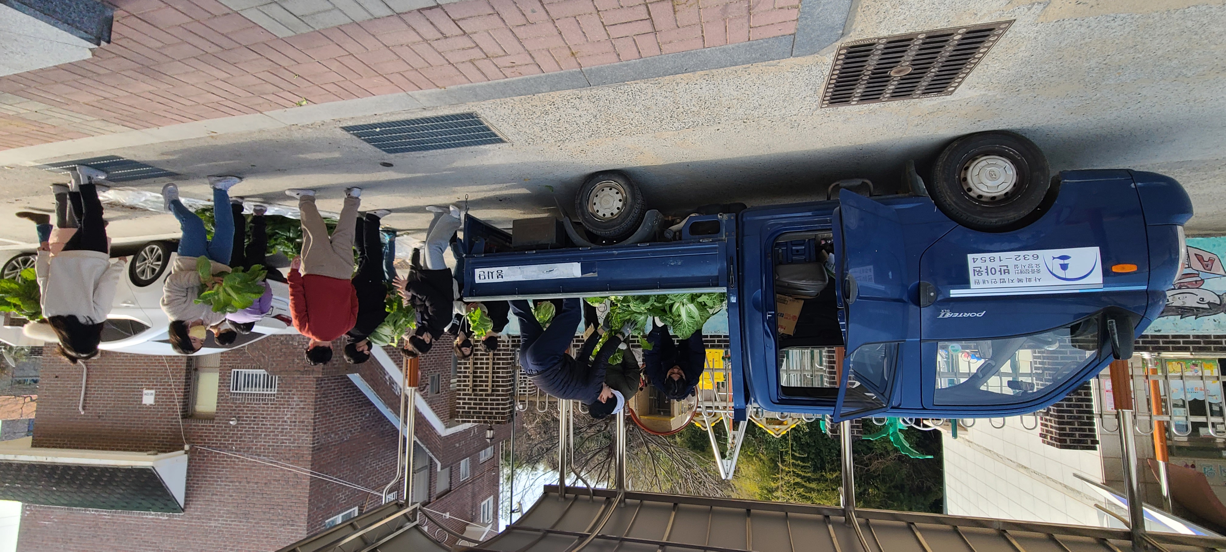 거제초학생자치회, 텃밭 수확 작물(배추) 복지시설 반야원에 기부 - 관련이미지9