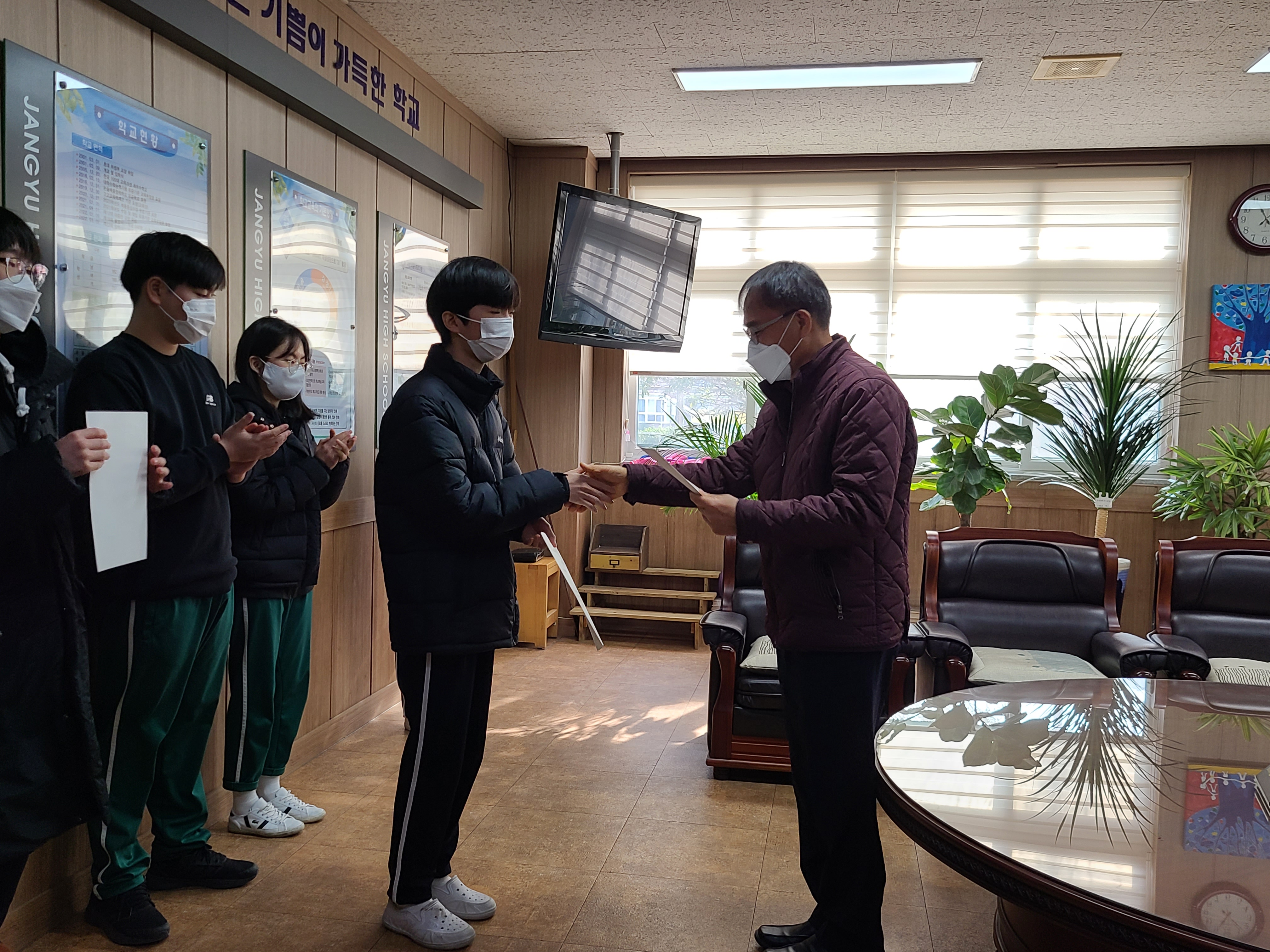 꿈을 격려하는 마음을 담아 장유고, 학생들에 장학금 전달 - 관련이미지1