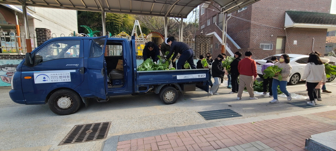 거제초학생자치회, 텃밭 수확 작물(배추) 복지시설 반야원에 기부 - 관련이미지25
