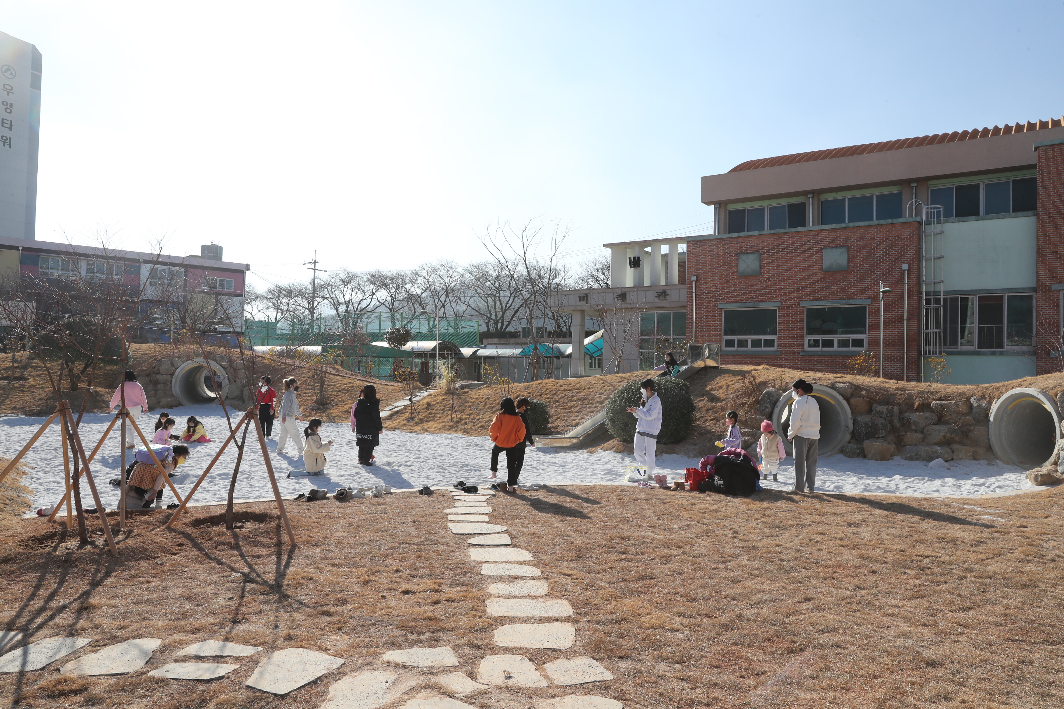 지역사회와 공유하는 생태운동장 조성(기후환경교육추진단 천명수 ☎278-1643) - 관련이미지2