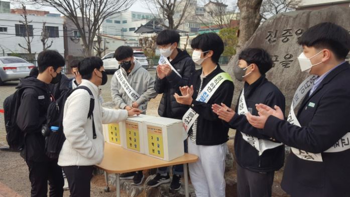매월 마지막 주 금요일, 전교생 및 교직원이 모두 함께하는 진주중학교 사랑의 걷기 운동 - 관련이미지1