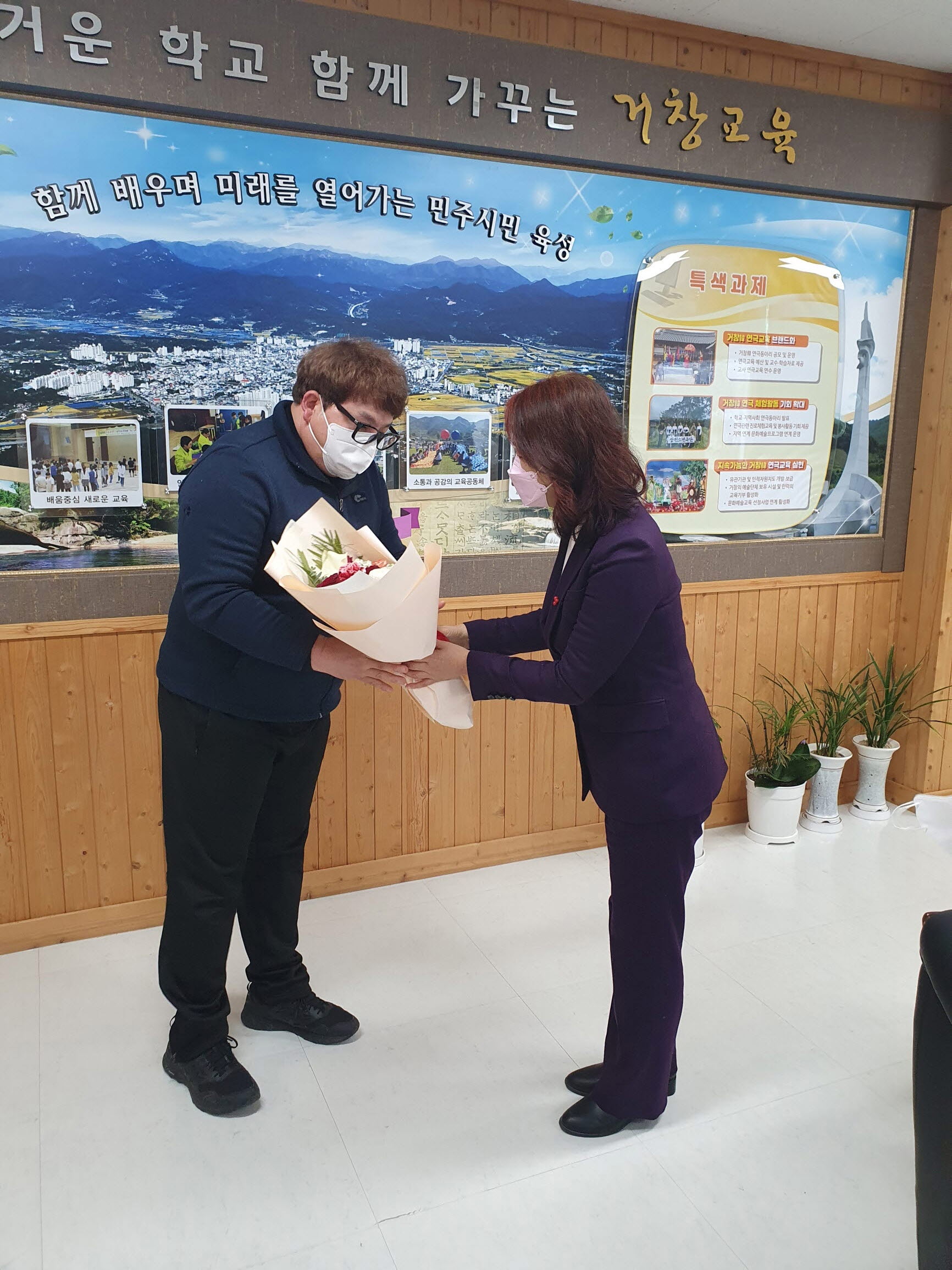 거창교육지원청, ‘생명사랑’ 16년간 헌혈 봉사한 지방공무원 격려 - 관련이미지3