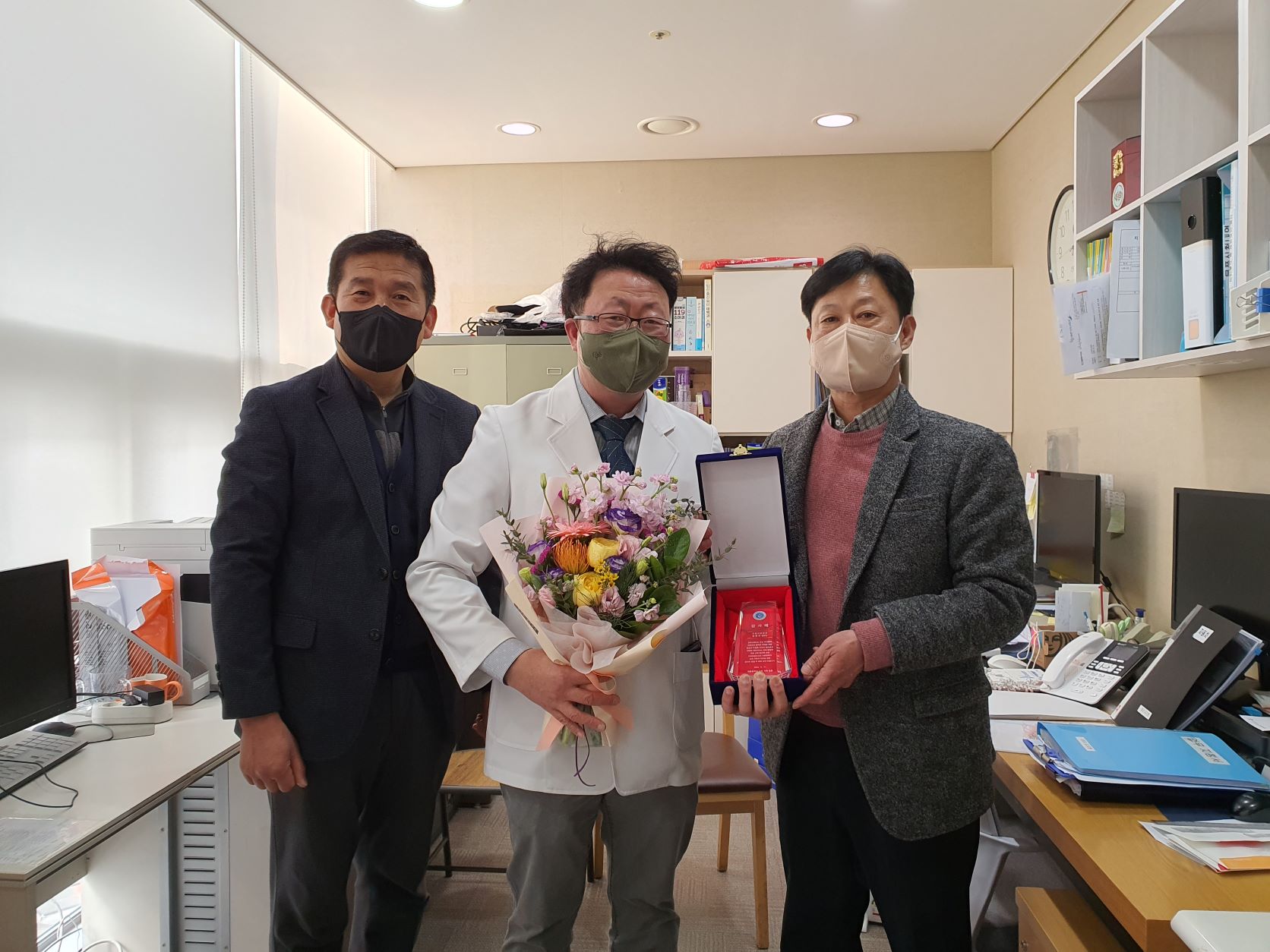 계룡중, 서울아동병원과 좋은교회에 감사패 전달 - 관련이미지1
