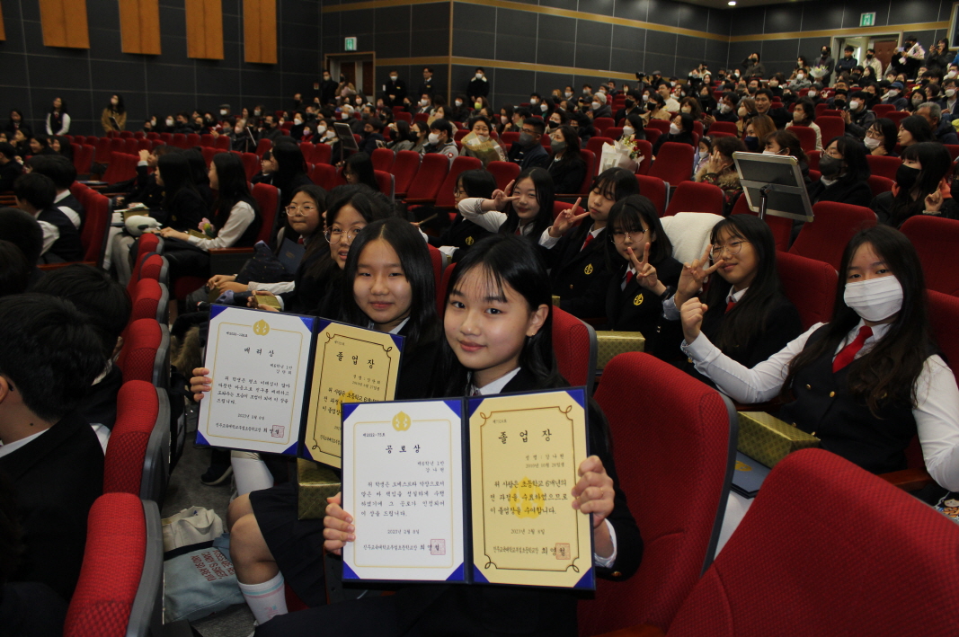 졸업식, 메타버스 안에서 더 크게 축하해요! - 관련이미지2